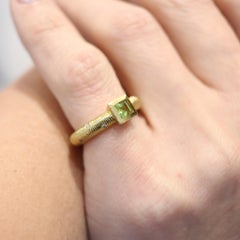 PAUL MORELLI Bague-bandeau en or 18Kt avec diamants et péridot vert vif