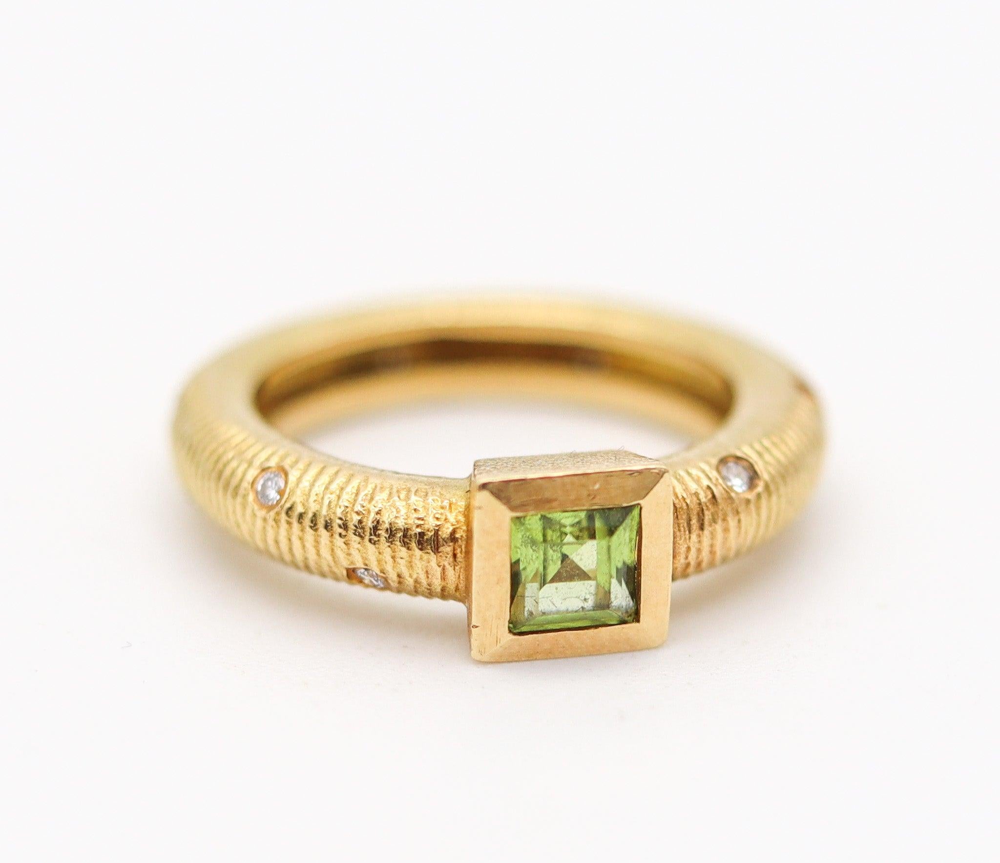 Moderniste PAUL MORELLI Bague-bandeau en or 18Kt avec diamants et péridot vert vif en vente