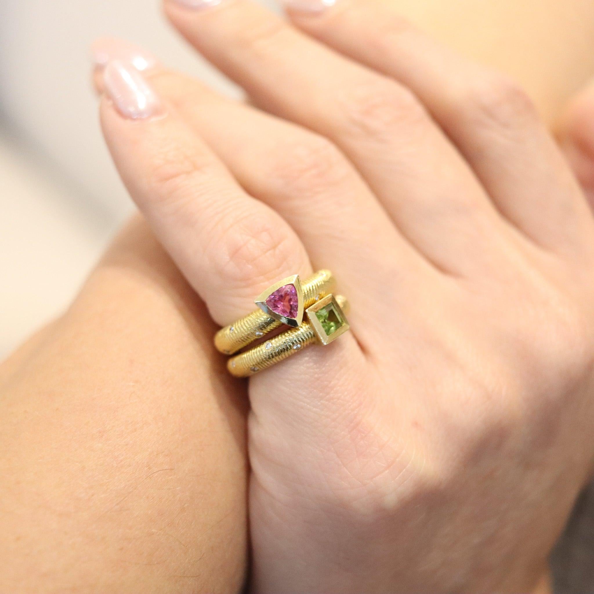 Taille princesse PAUL MORELLI Bague-bandeau en or 18Kt avec diamants et péridot vert vif en vente