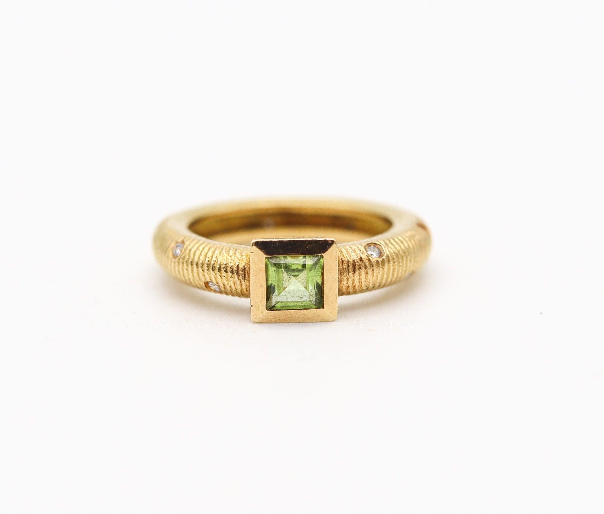 PAUL MORELLI Bague-bandeau en or 18Kt avec diamants et péridot vert vif Excellent état - En vente à Miami, FL