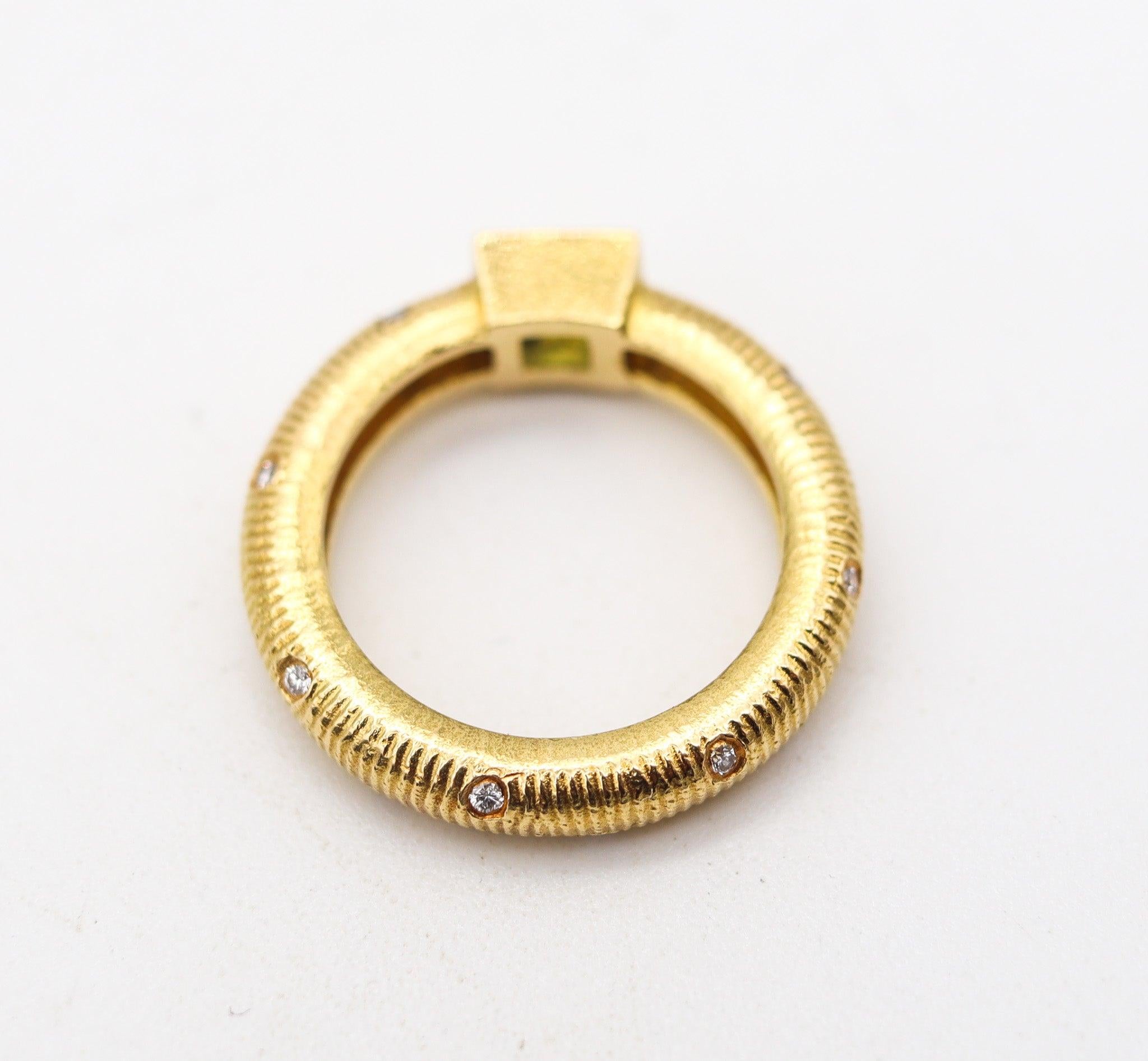 PAUL MORELLI Bague-bandeau en or 18Kt avec diamants et péridot vert vif en vente 1