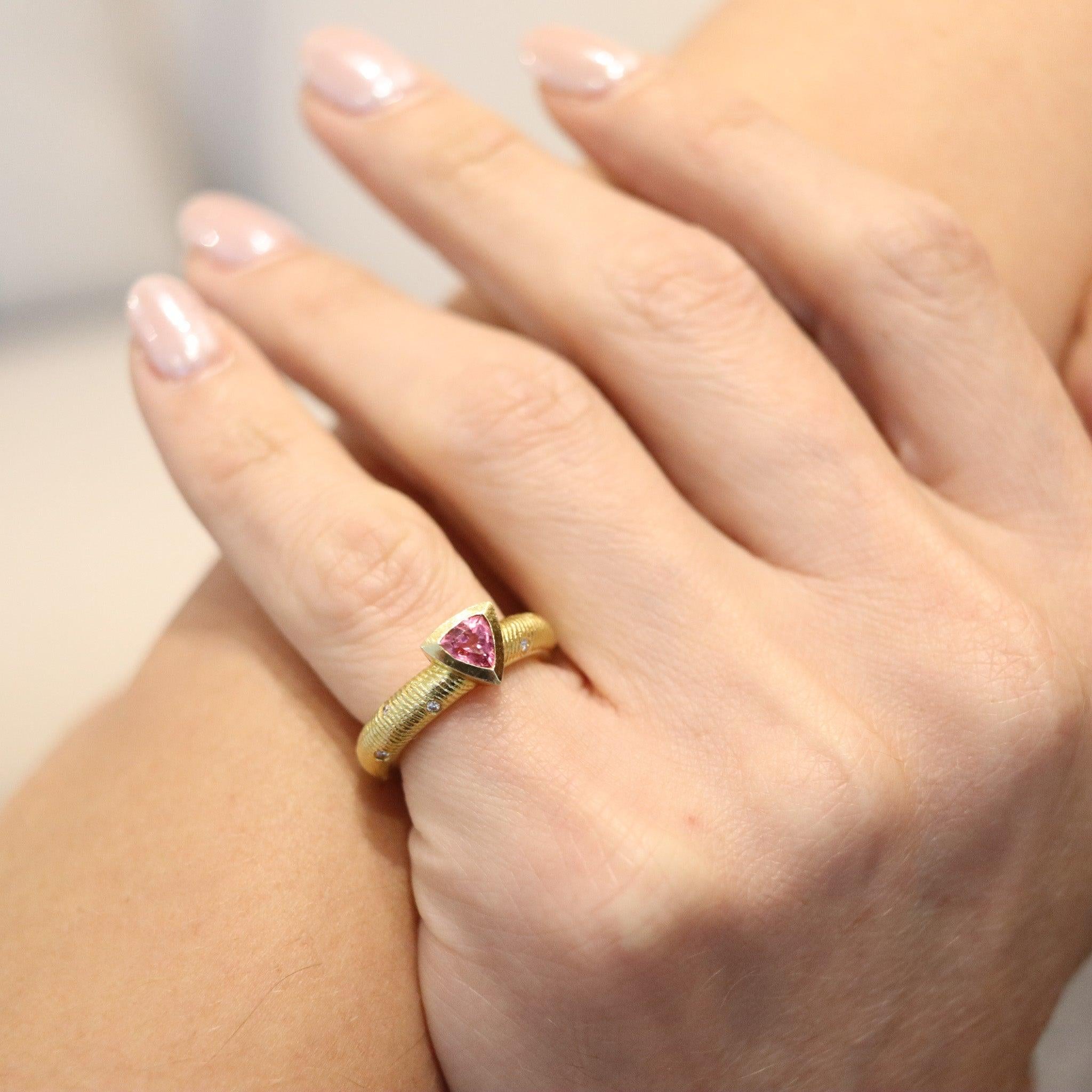 Anello a fascia disegnato da Paul Morelli.

Si tratta di un bellissimo e coloratissimo anello creato a Philadelphia negli Stati Uniti presso l'Atelier A di Paul Morelli. L'anello modernista è stato realizzato come una classica fascia in oro giallo