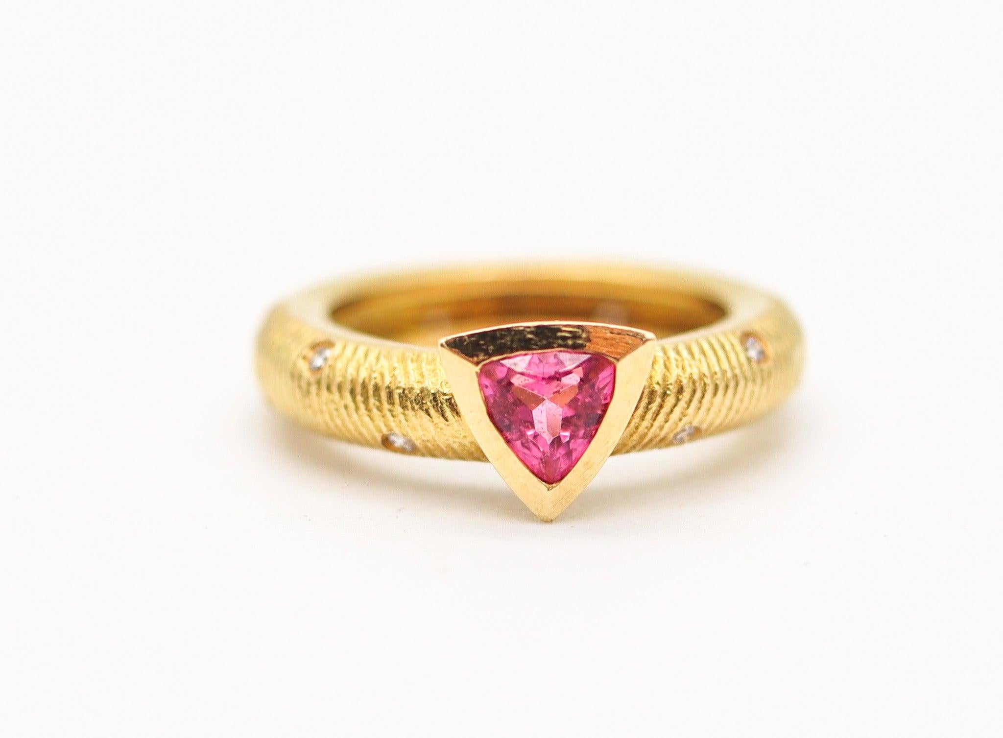 Modernista Anello-Fascia in oro 18Kt con diamanti e vivido zaffiro rosa di Paul Morelli in vendita