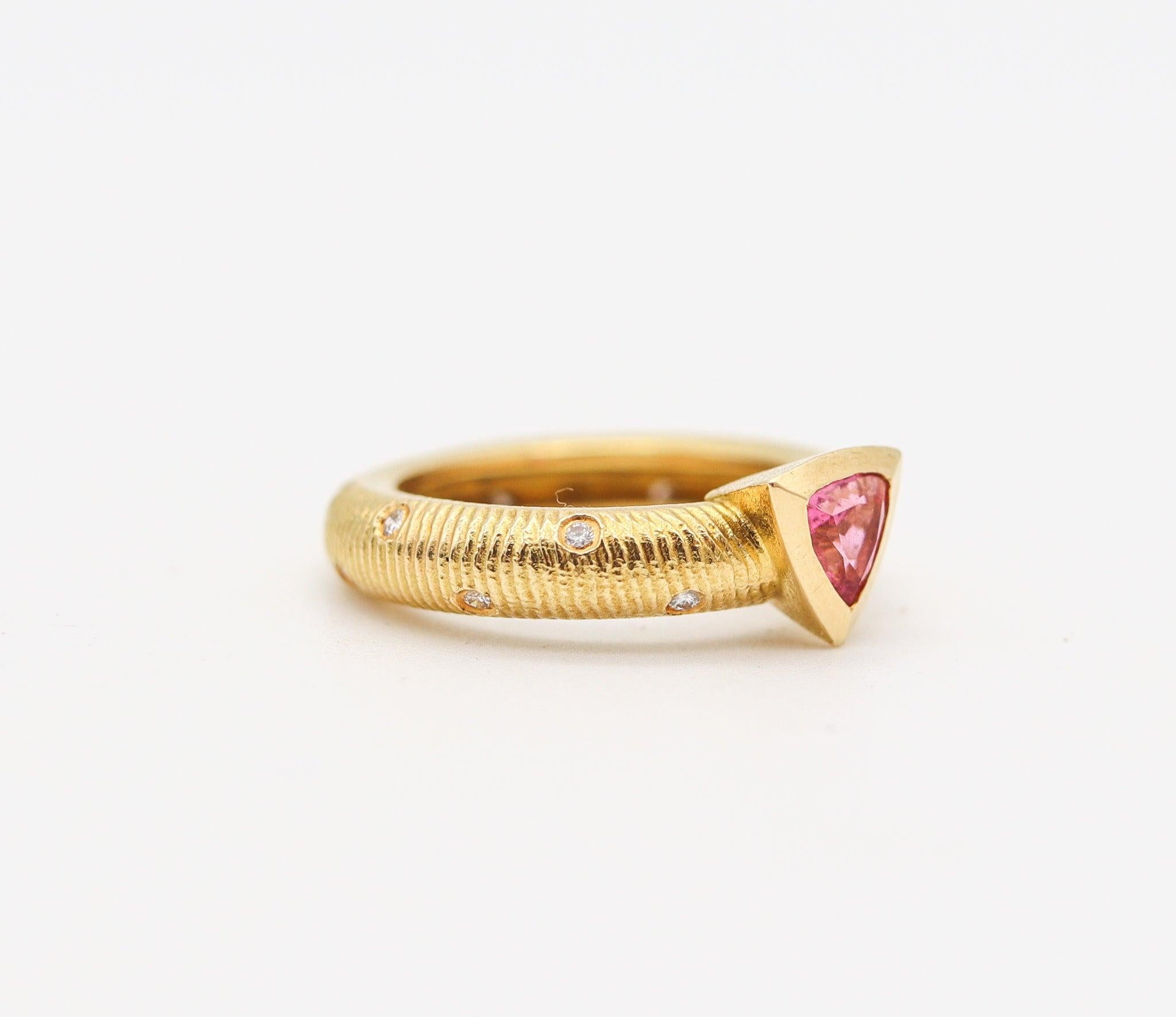 Anello-Fascia in oro 18Kt con diamanti e vivido zaffiro rosa di Paul Morelli In condizioni ottime in vendita a Miami, FL