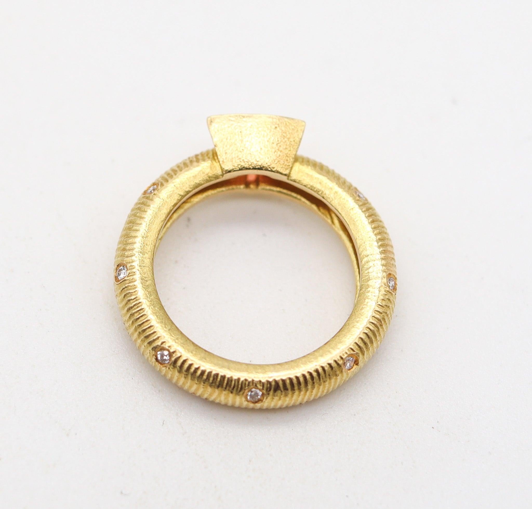Donna Anello-Fascia in oro 18Kt con diamanti e vivido zaffiro rosa di Paul Morelli in vendita