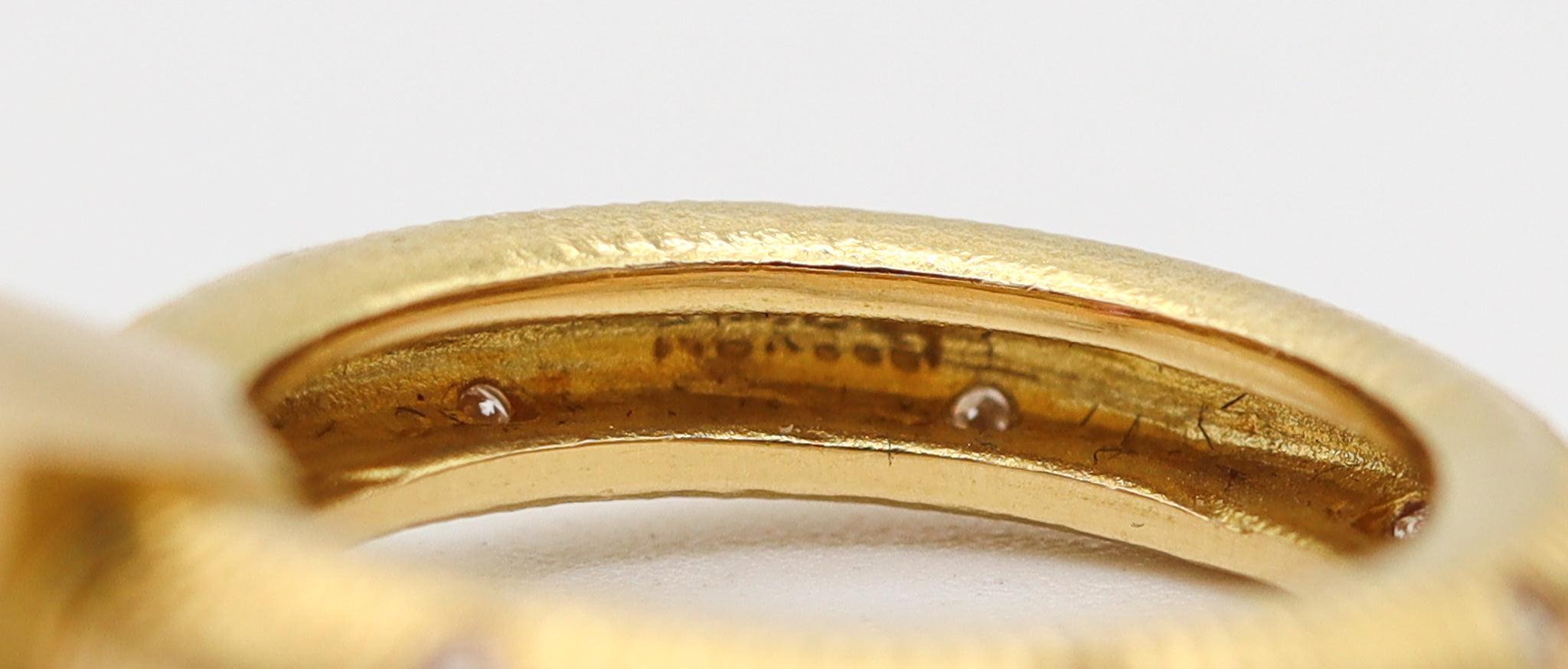 Anello-Fascia in oro 18Kt con diamanti e vivido zaffiro rosa di Paul Morelli in vendita 1
