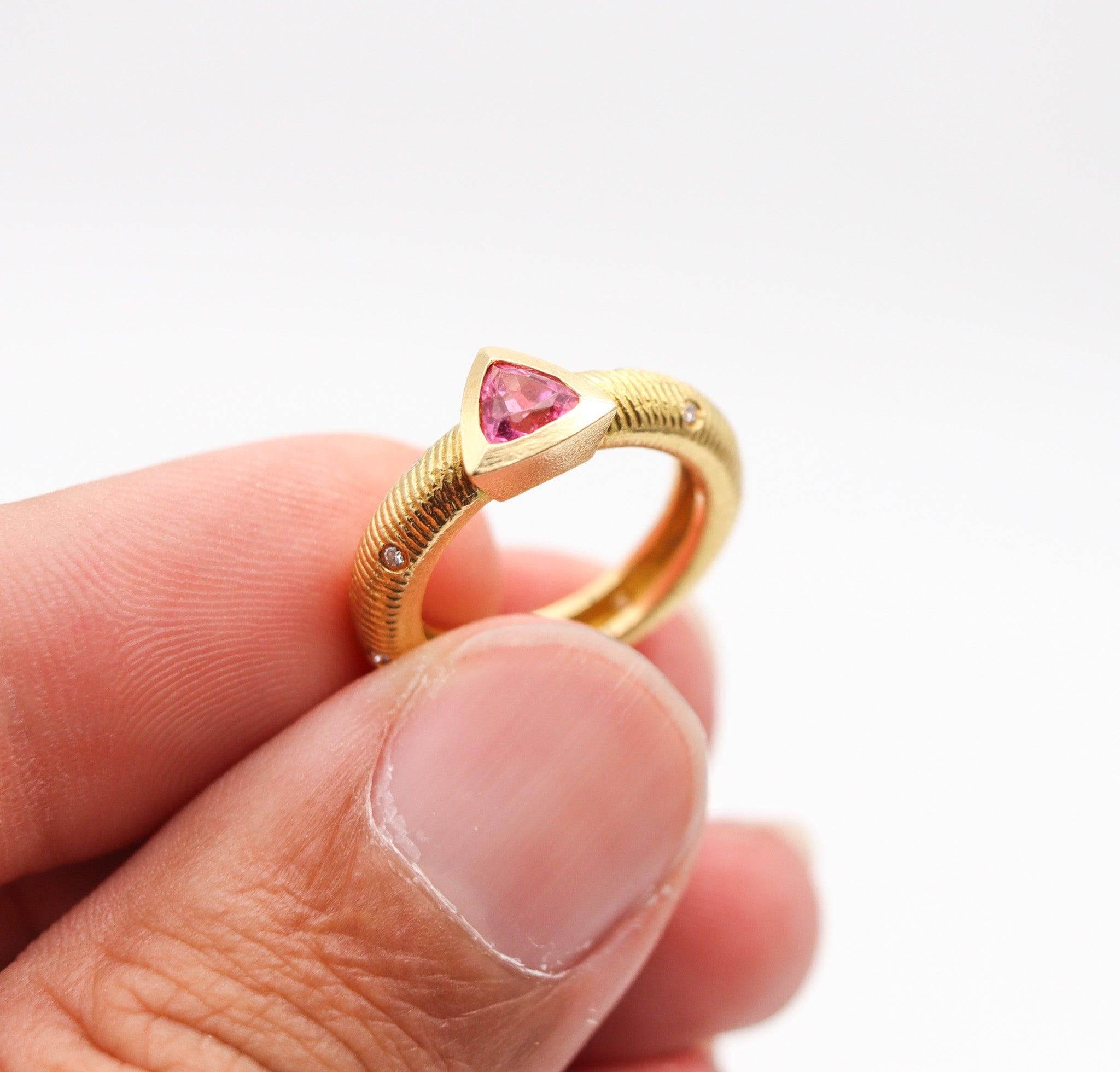 Anello-Fascia in oro 18Kt con diamanti e vivido zaffiro rosa di Paul Morelli in vendita 3