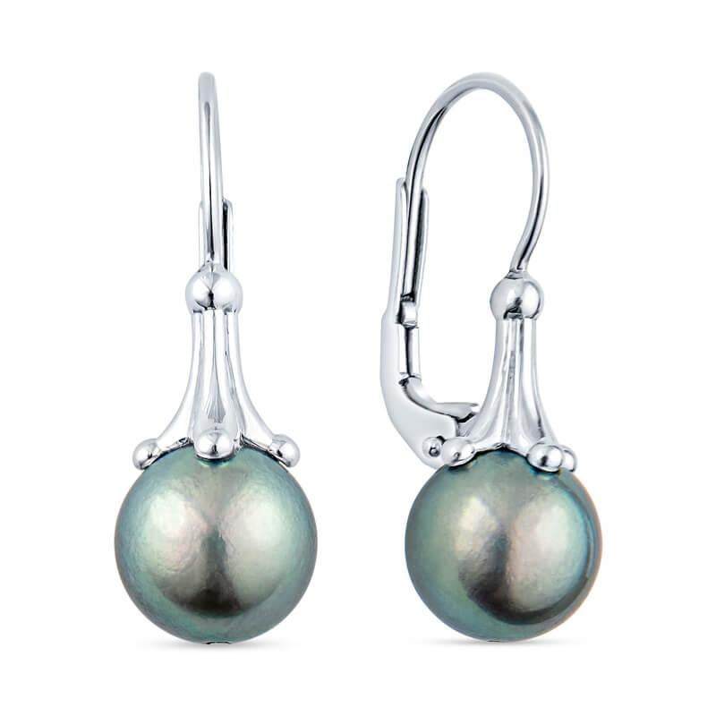 Dieses wunderschöne Platin-Collier besteht aus neun Tahiti-Zuchtperlen von 8,50 - 9,00 mm, die gleichmäßig zwischen den Gliedern mit Knebelverschluss angeordnet sind. Die Ohrringe bestehen aus 9,00 mm großen Tahiti-Zuchtperlen mit einer Kappe und