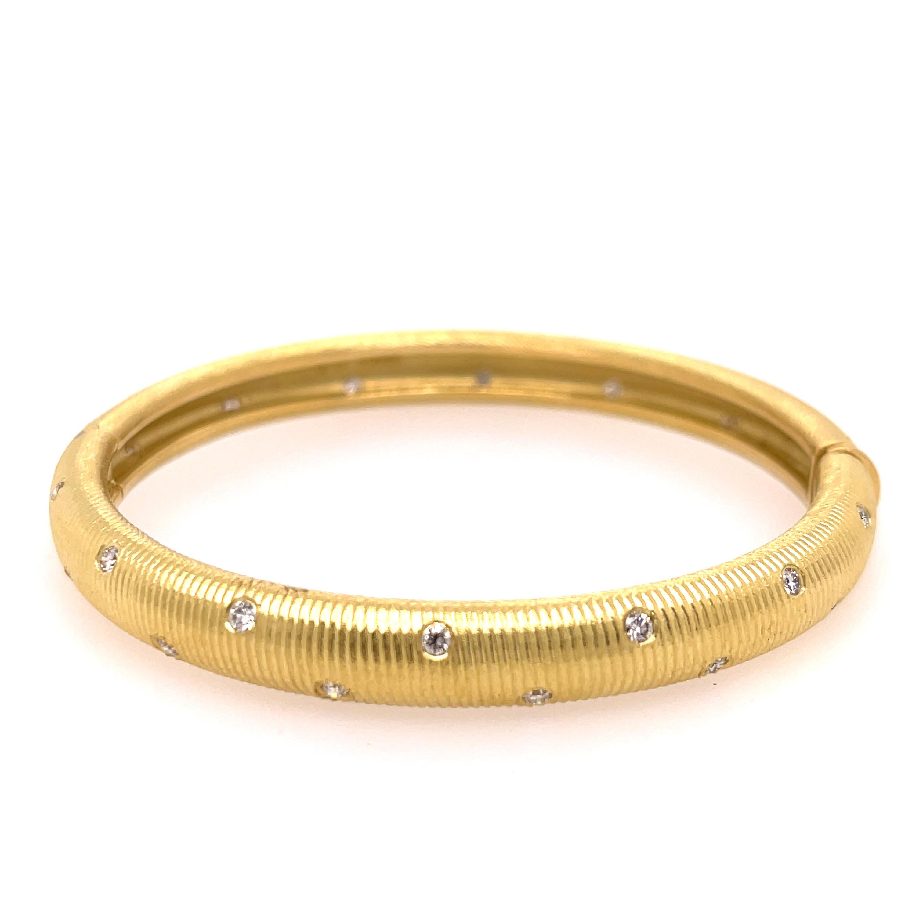 Diamant-Armreif des Designers Paul Morelli aus 18 Karat Gelbgold. Der Armreif hat einen Innendurchmesser von 7 Zoll und eine Breite von 0,30 Zoll.  