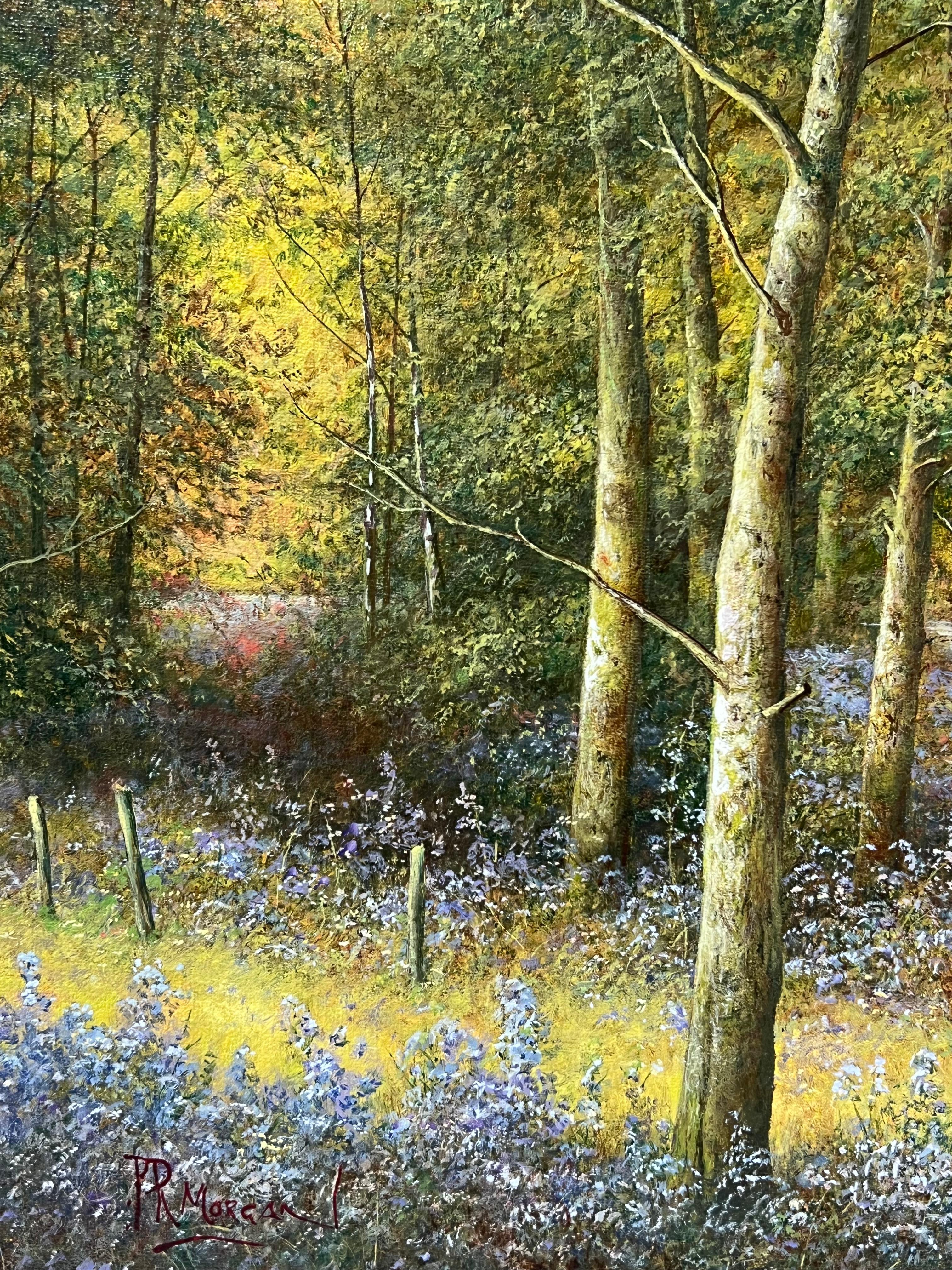 Peinture anglaise signée Angler Fishing Tranquil River Landscape Bluebell Woods - École anglaise Painting par Paul Morgan