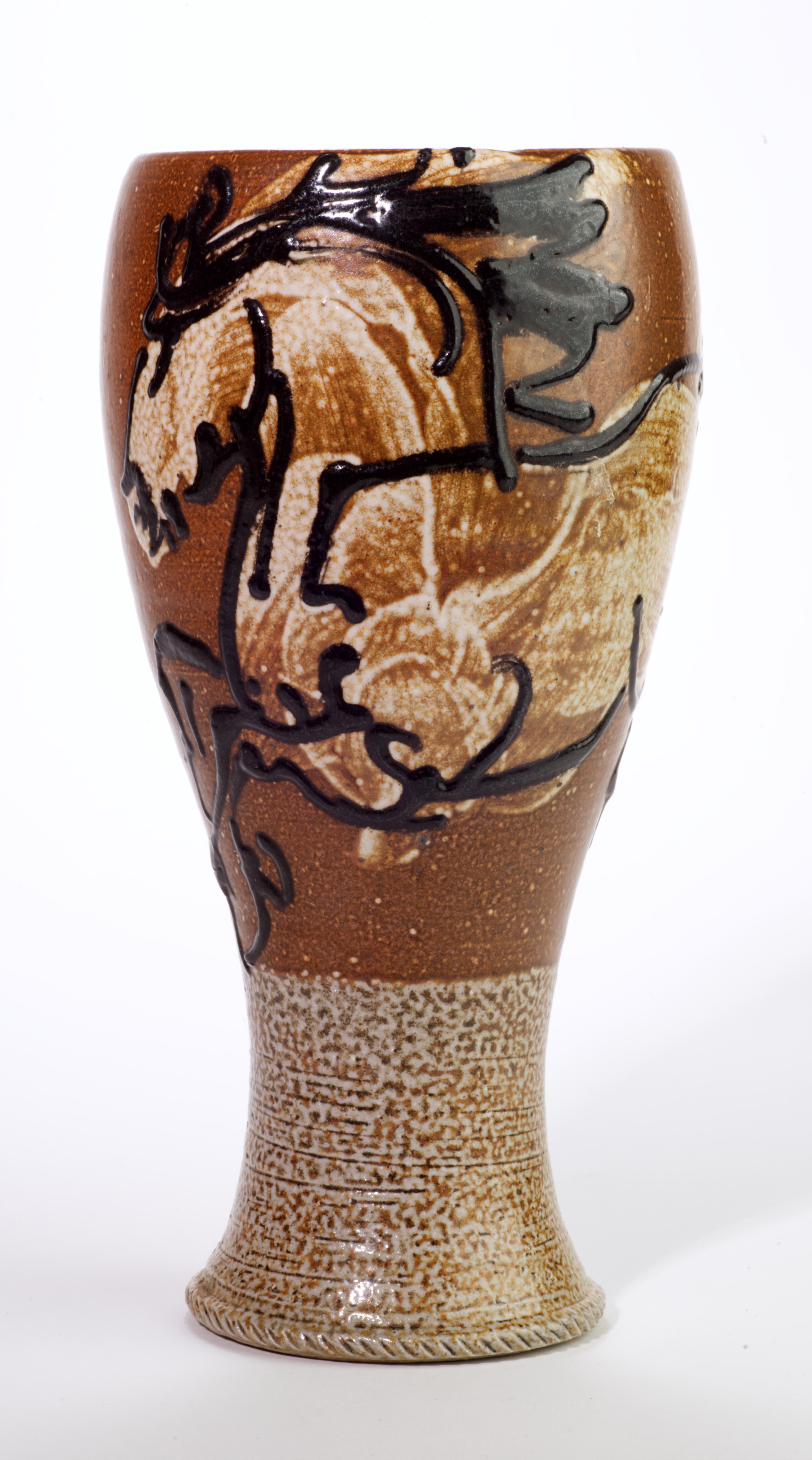  Il vaso modernista in sale e smalto a goccia è decorato con il disegno astratto di un cavallo in corsa in smalto a goccia marrone espresso e smalto bianco semitrasparente su uno sfondo marrone cioccolato maculato; il piede del vaso è realizzato in