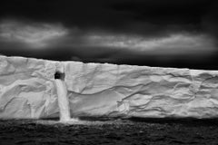 Eternal Cascade, Norvegia di Paul Nicklen - Fotografia contemporanea di paesaggi ghiacciati