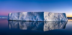 Feuer und Eis: Tabular II, Antarctica von Paul Nicklen