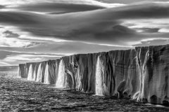 Cascade de glace, Norvège par Paul Nicklen - Black & White Icescape Photography