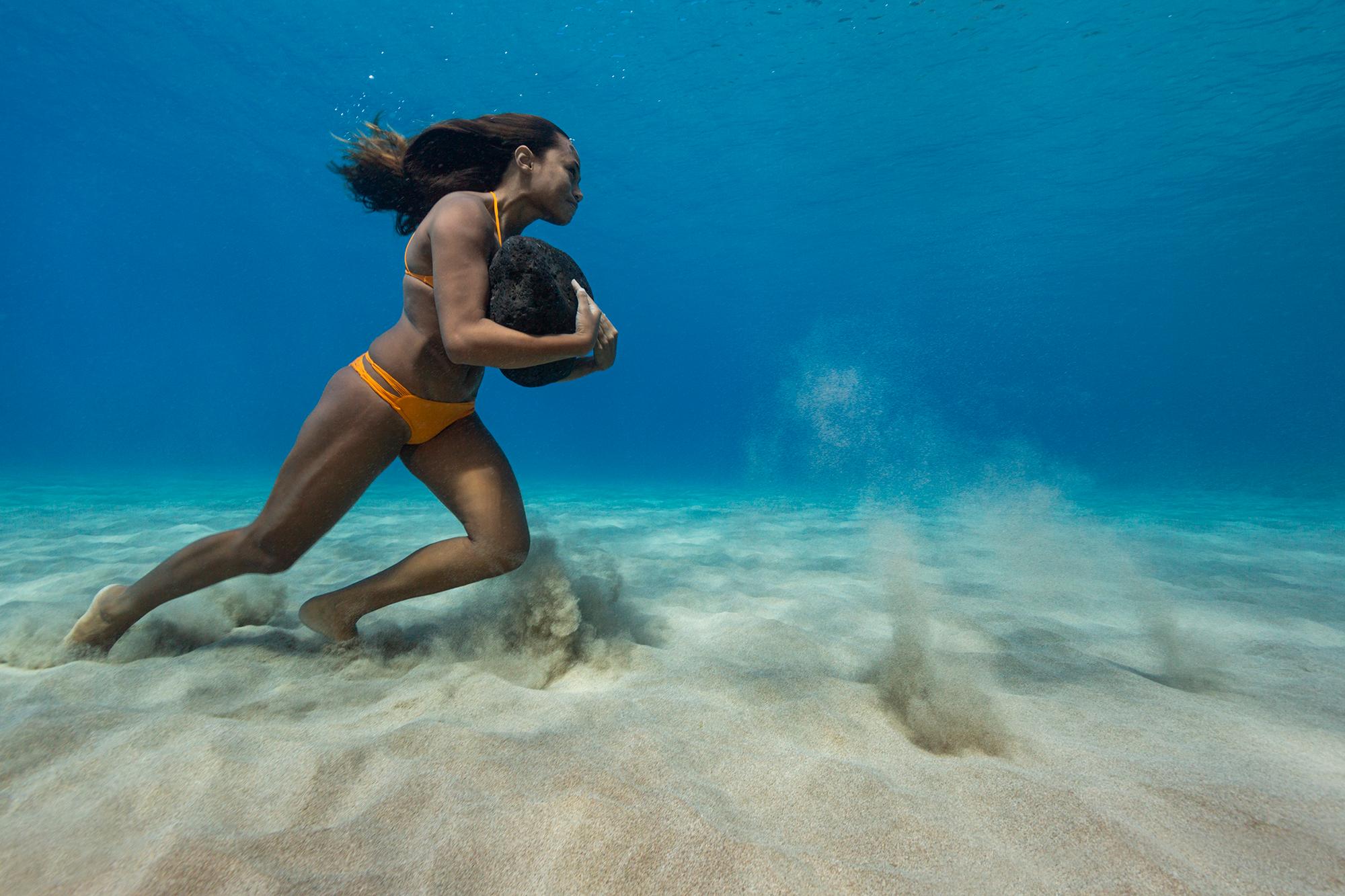 Rock Runner
Mākaha, Hawaii, 2013

Verfügbare Größen:

24 x 36 Zoll / Auflage: 20
31 x 46,5 Zoll / Auflage: 15
40 x 60 cm / Auflage von 10 

Archivalischer Pigmentdruck auf Hahnemühle Photo Rag Papier


"Die Surferin Ha'a Keaulana, Tochter von Brian