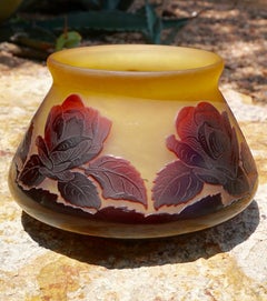 Jarrón camafeo con rosa roja firmado por Paul Nicolas, hacia 1910