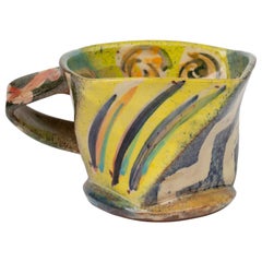 Tasse abstraite colorée peinte à la main en poterie d'atelier par Paul Northmore Jackson, 1993