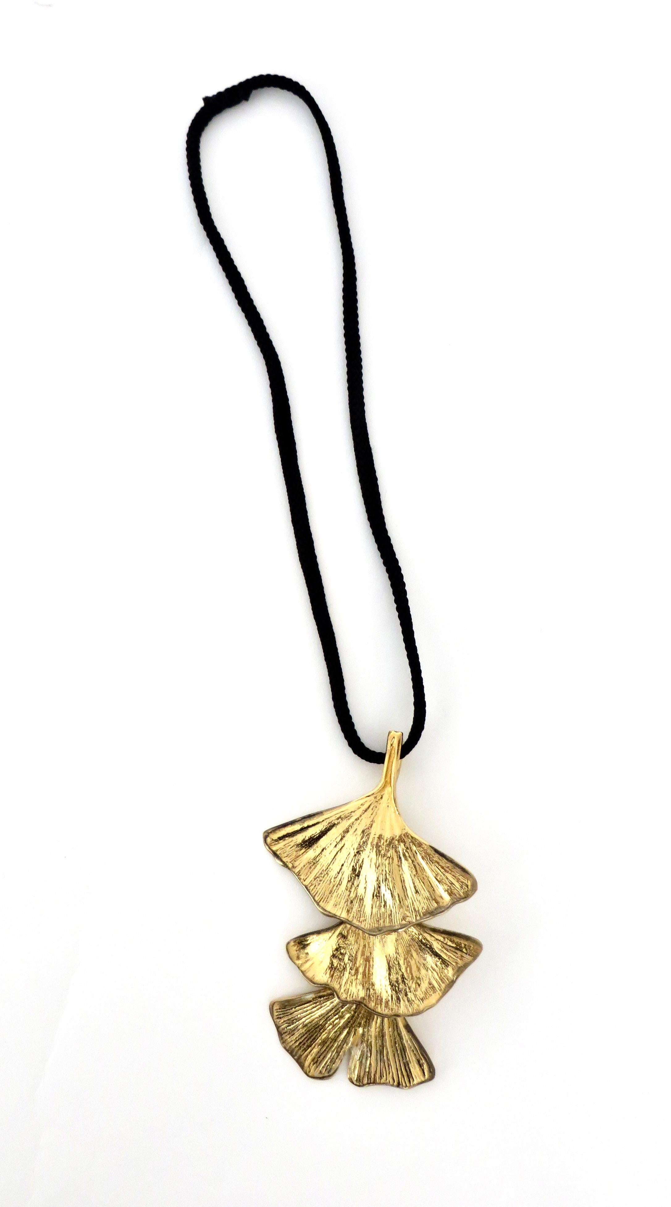 Paul Oudet signed for Claude de Muzac gilded bronze handmade Ginko necklace.
Paul Oudet created rare jewelry and objects for the Galerie Grotte of Claude de Muzac, Paris, circa 1970.
Each Ginko leave is handmade and has a movement making it almost