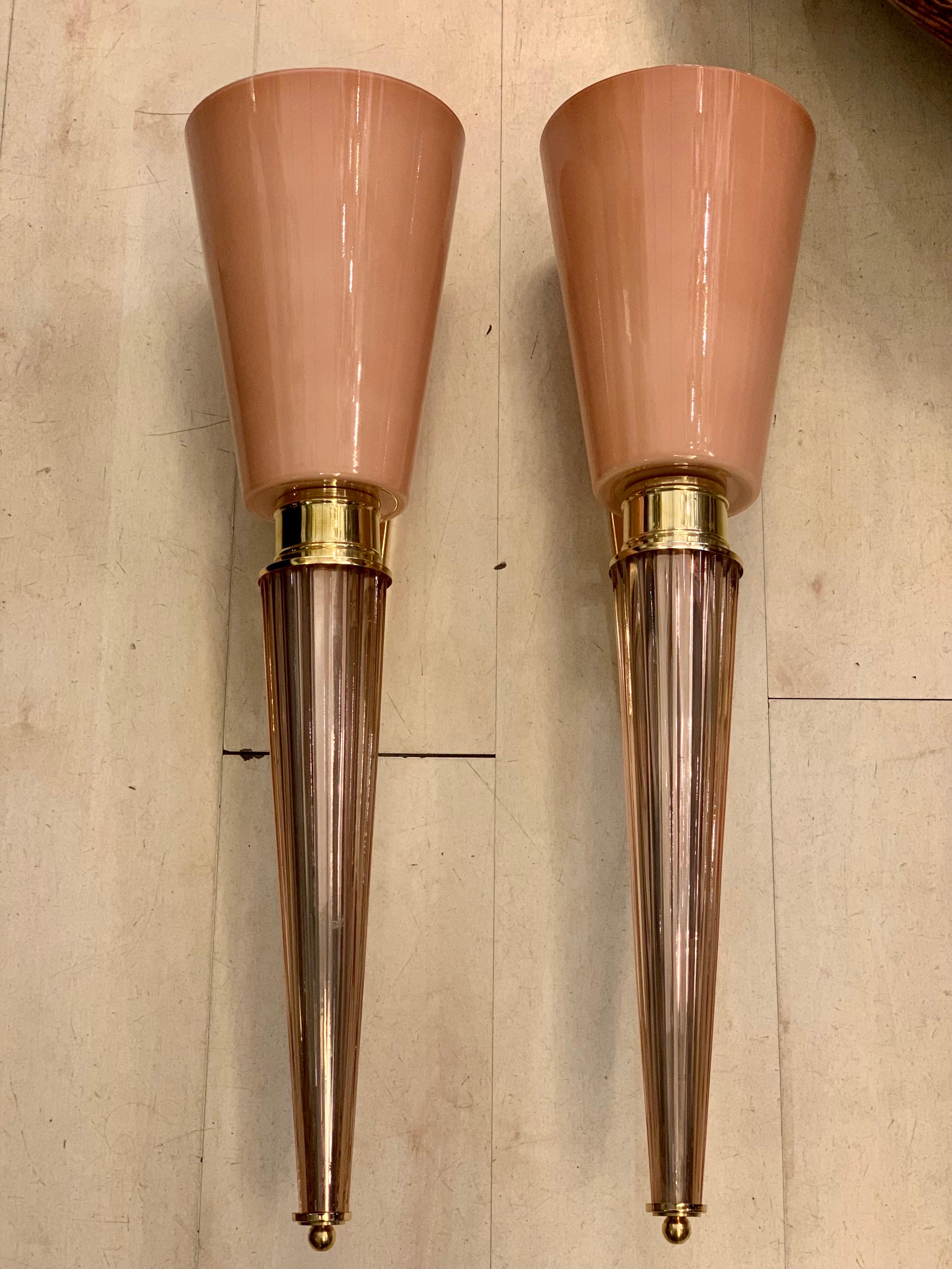 PAUL - Paar rosa konische Art-Déco-Wandleuchter aus Murano, Messingbeschlägen, 1940er Jahre (Art déco) im Angebot