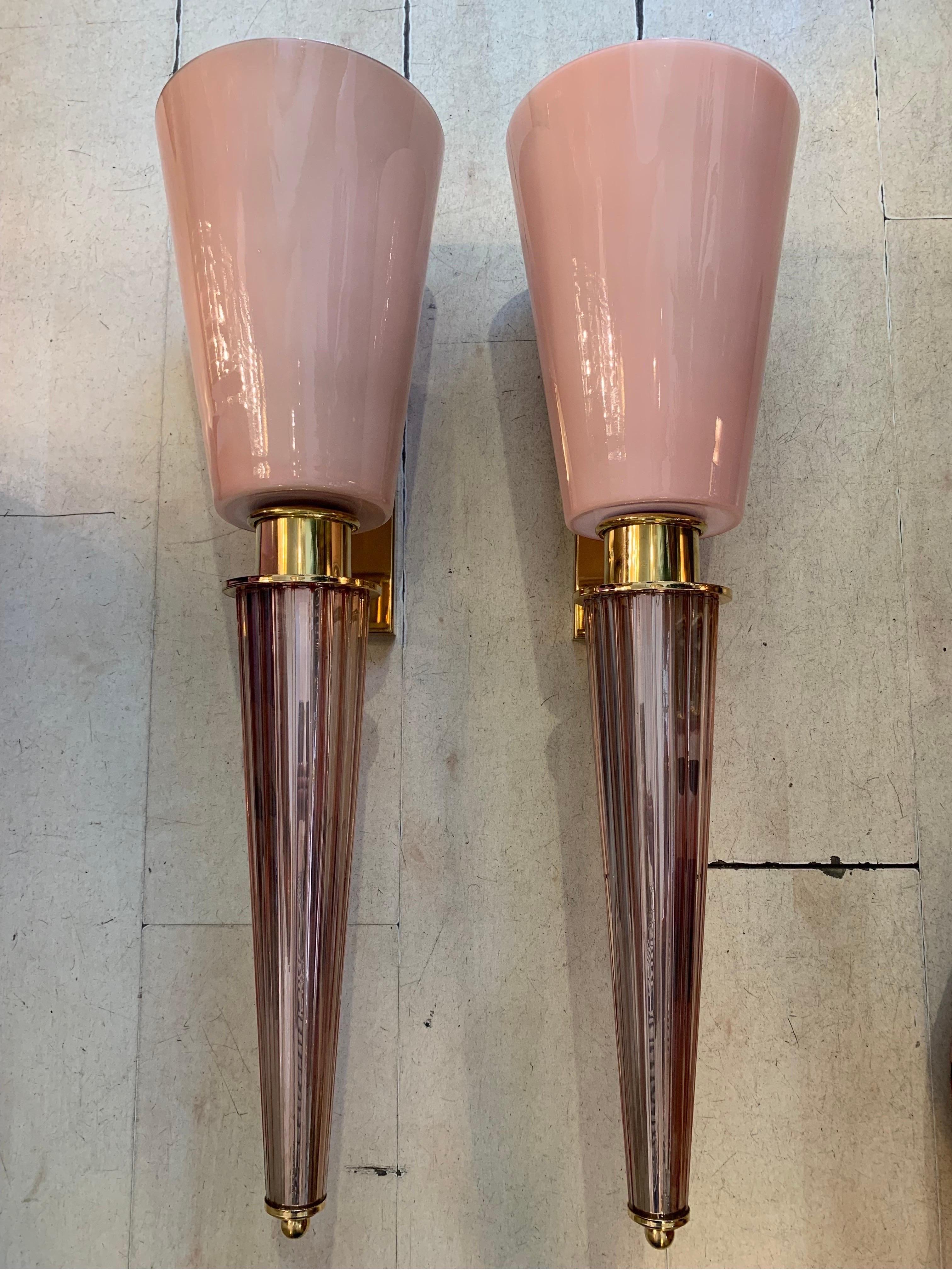 PAUL - Paar rosa konische Art-Déco-Wandleuchter aus Murano, Messingbeschlägen, 1940er Jahre (Italienisch) im Angebot