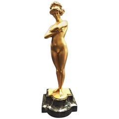Paul Philippe, "Ironía", escultura francesa Art Déco de bronce dorado y mármol, ca. 1925