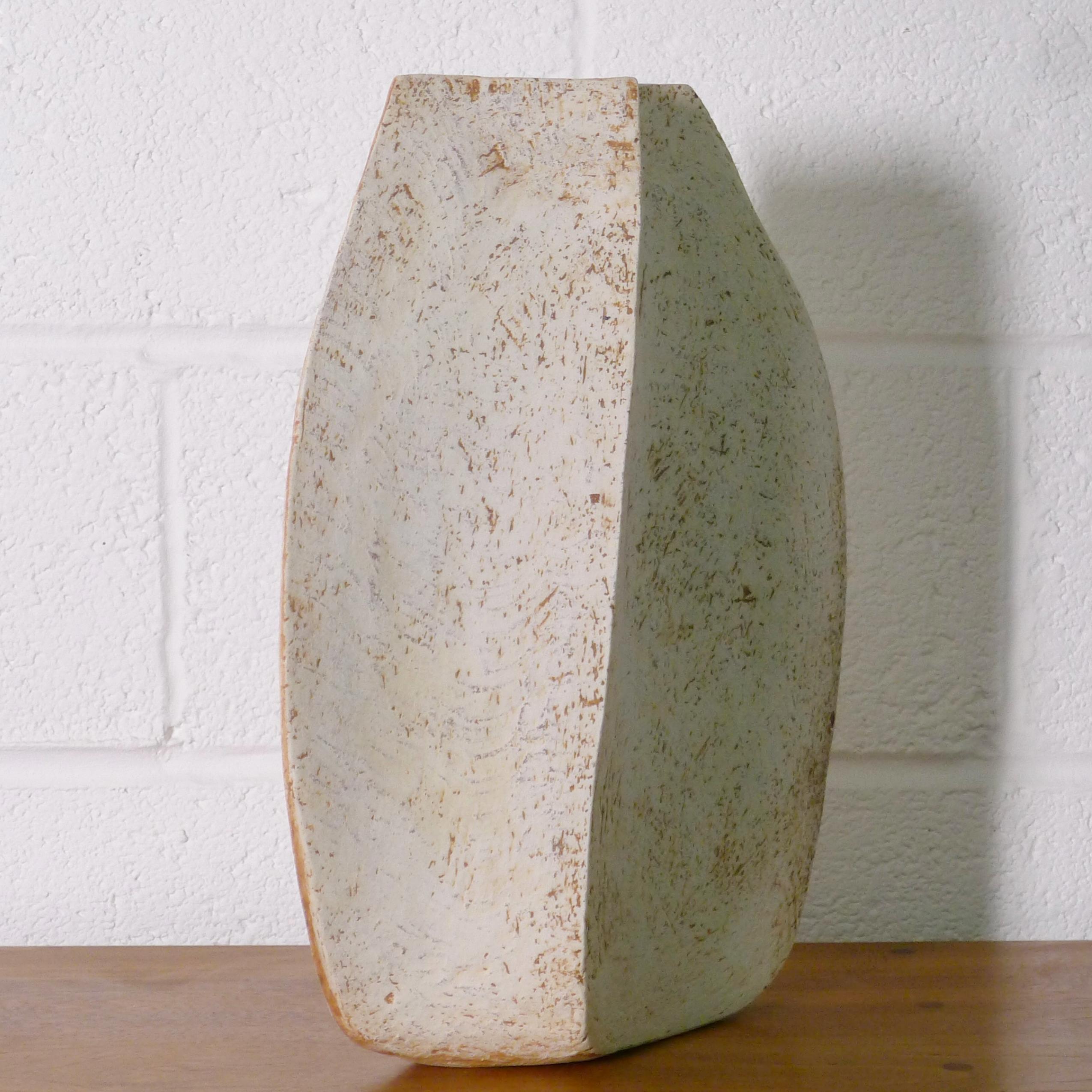 Paul Philp (britannico, nato nel 1941)

Vaso contemporaneo in gres costruito a mano
44 cm di altezza, 35 cm di larghezza, 16 cm di profondità
Timbro con sigillo del vasaio alla base
In perfette condizioni

Paul Philp ( nato nel 1941 ) Già docente