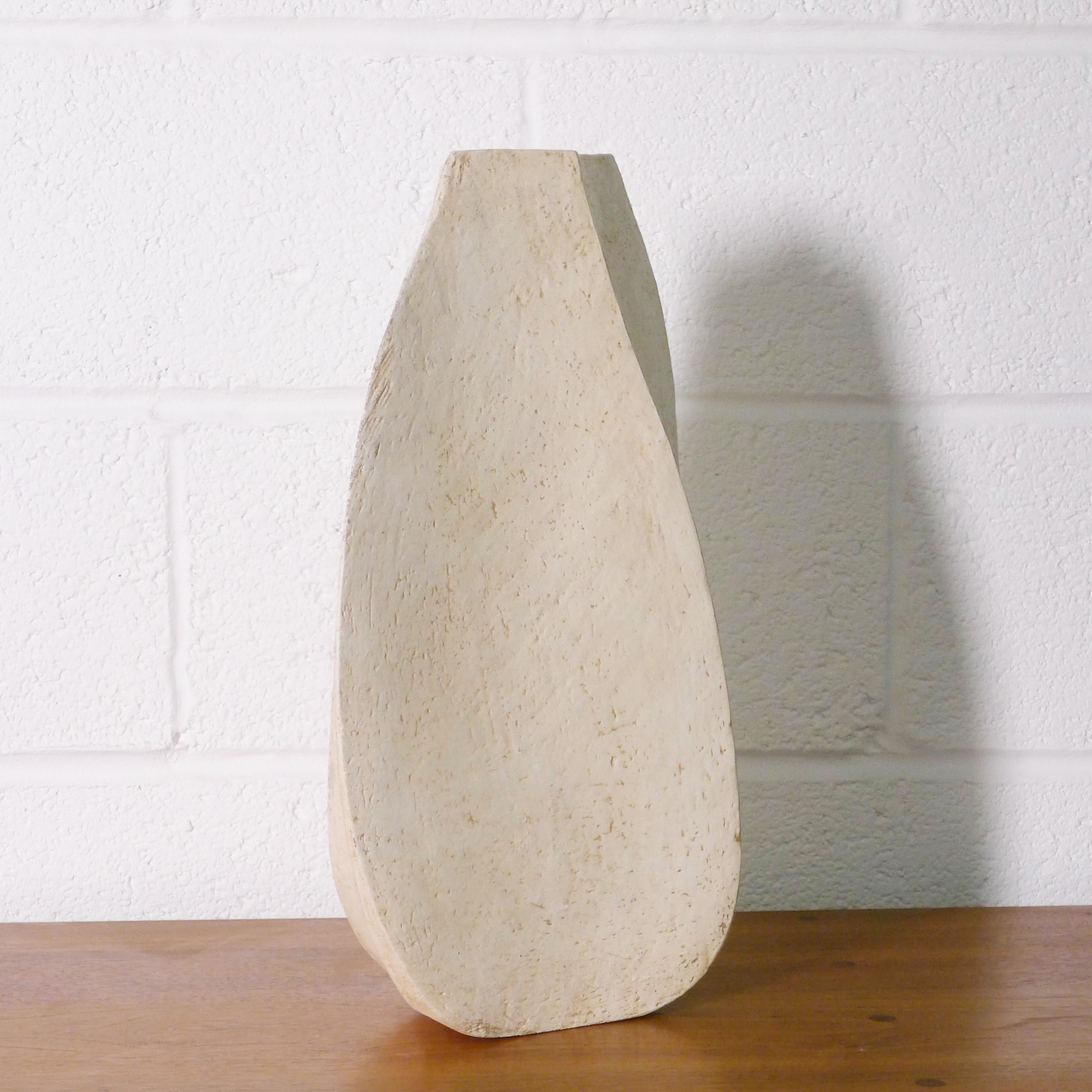 Paul Philp (britannico, nato nel 1941)

Vaso contemporaneo in gres costruito a mano
45 cm di altezza, 30 cm di larghezza, 14 cm di profondità
Timbro con sigillo del vasaio alla base
In perfette condizioni

Paul Philp ( nato nel 1941 ) Già docente