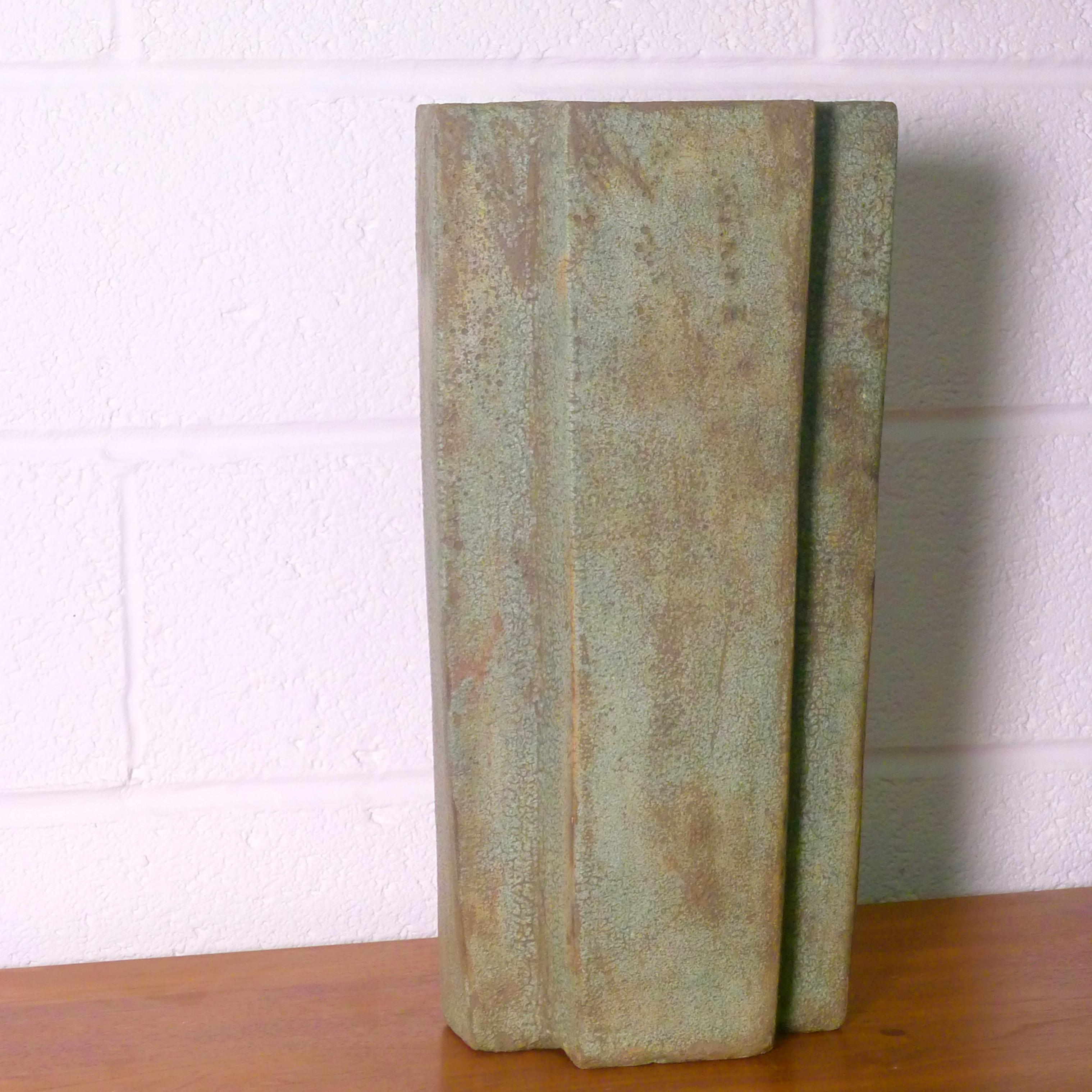 Paul Philp (britannico, nato nel 1941)

Vaso contemporaneo in gres costruito a mano
di forma cruciforme, con smalto verde muschio strutturato
52 cm di altezza, 25 cm di larghezza, 17,5 cm di profondità
Timbro con sigillo del vasaio alla base
In