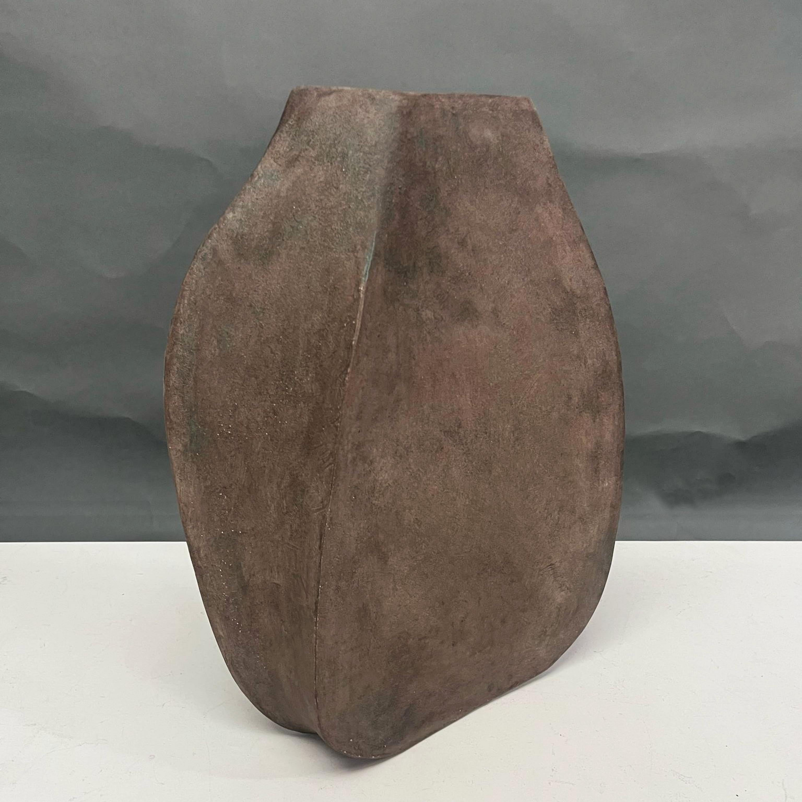 Paul Philp (British, born 1941)

Contemporary hand built stoneware vessel
55cm high, 40cm wide, 12cm deep

Stamped with potter’s seal to base

In perfect condition

Paul Philp ( born. 1941 )
Previously lecturer at Londons Central School of Art and