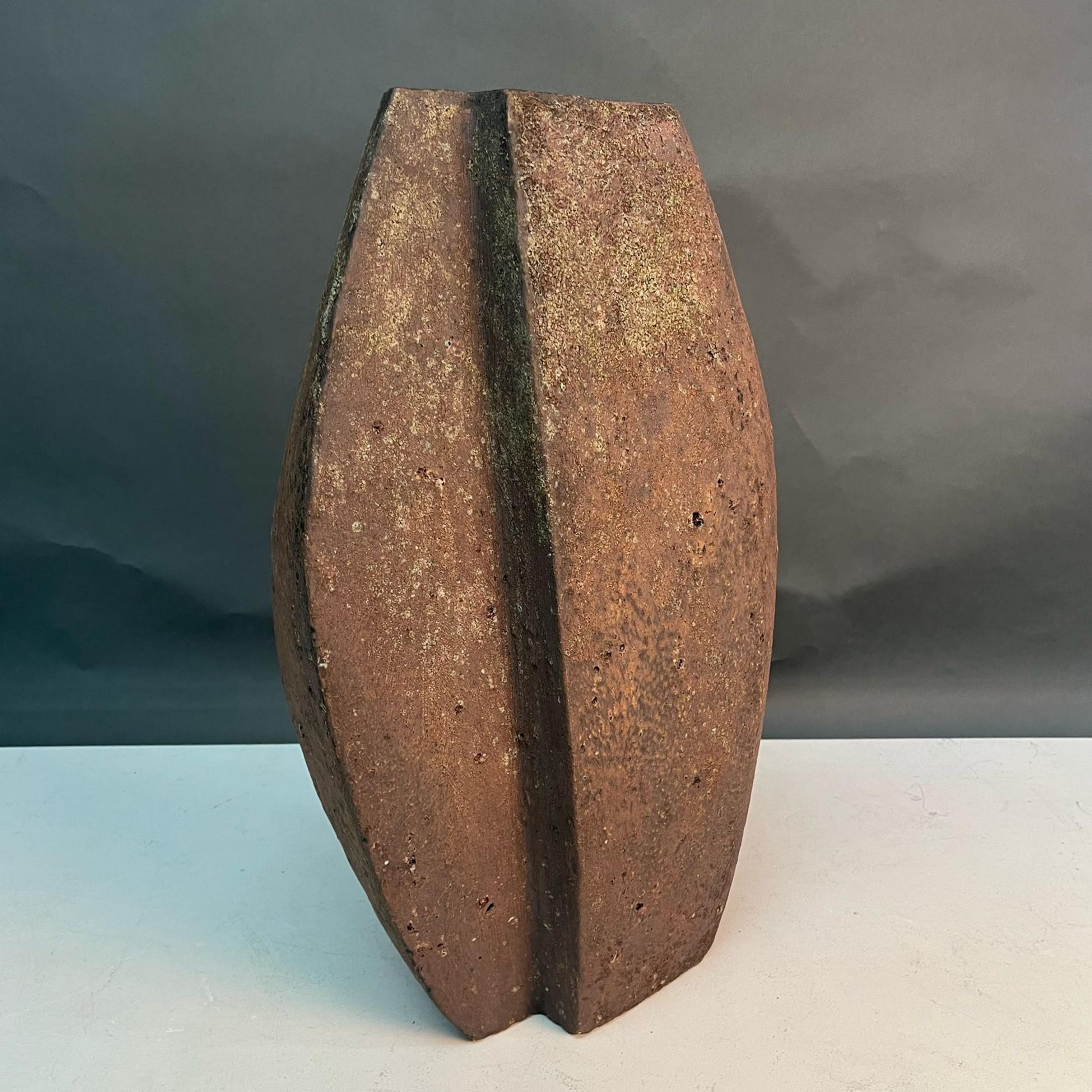 Paul Philp (britannico, nato nel 1941)

Vaso contemporaneo in gres costruito a mano
54 cm di altezza, 30 cm di larghezza, 14 cm di profondità

Timbro con sigillo del vasaio alla base

In perfette condizioni

Paul Philp ( nato nel 1941