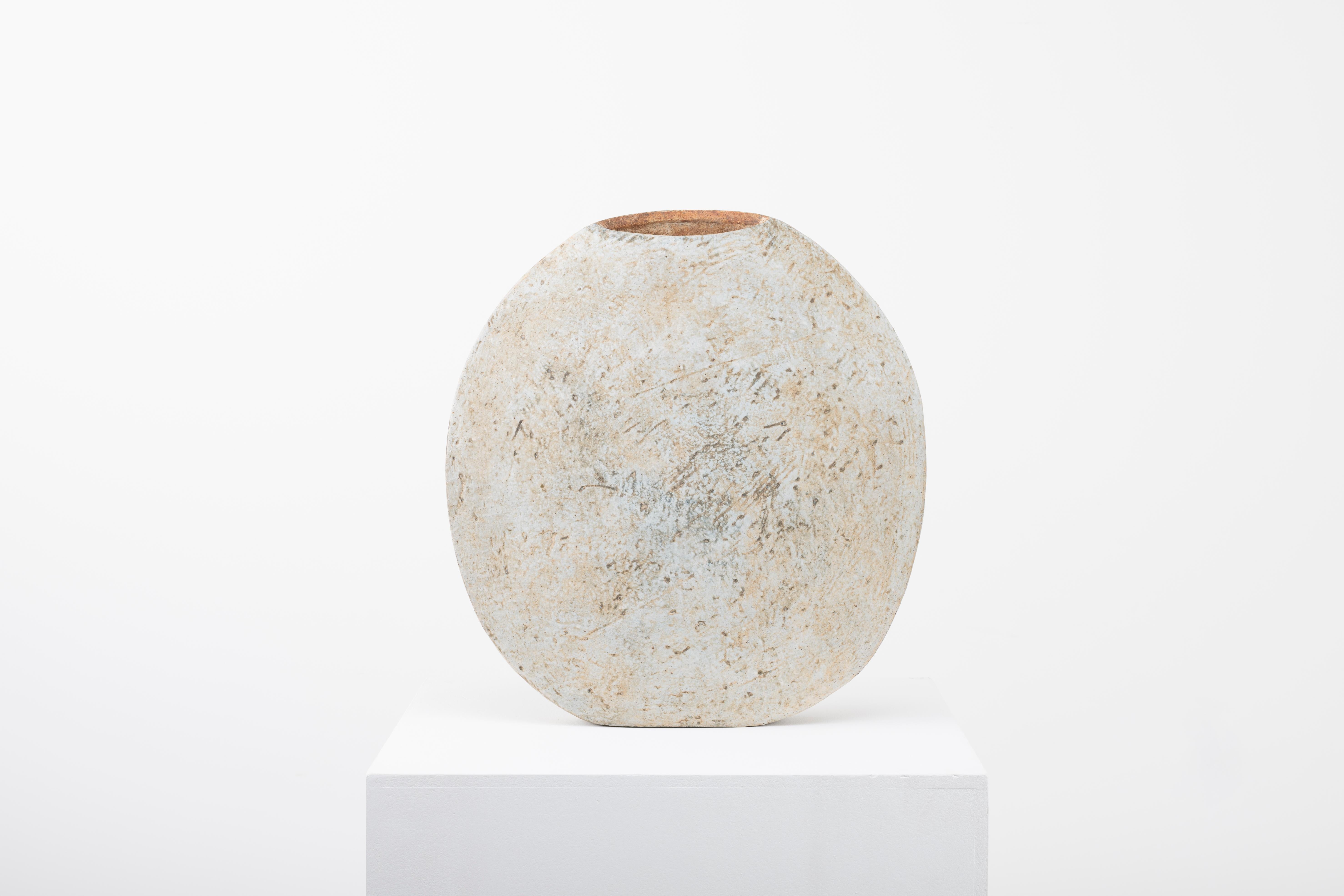 Entdecken Sie die Kunstfertigkeit von Paul Philp Ceramics, wo jedes Stück ein Zeugnis von Handwerkskunst und Kreativität ist. Paul verbindet traditionelle Handwerkstechniken mit einer modernen Sensibilität und stellt so beeindruckende Keramik her,