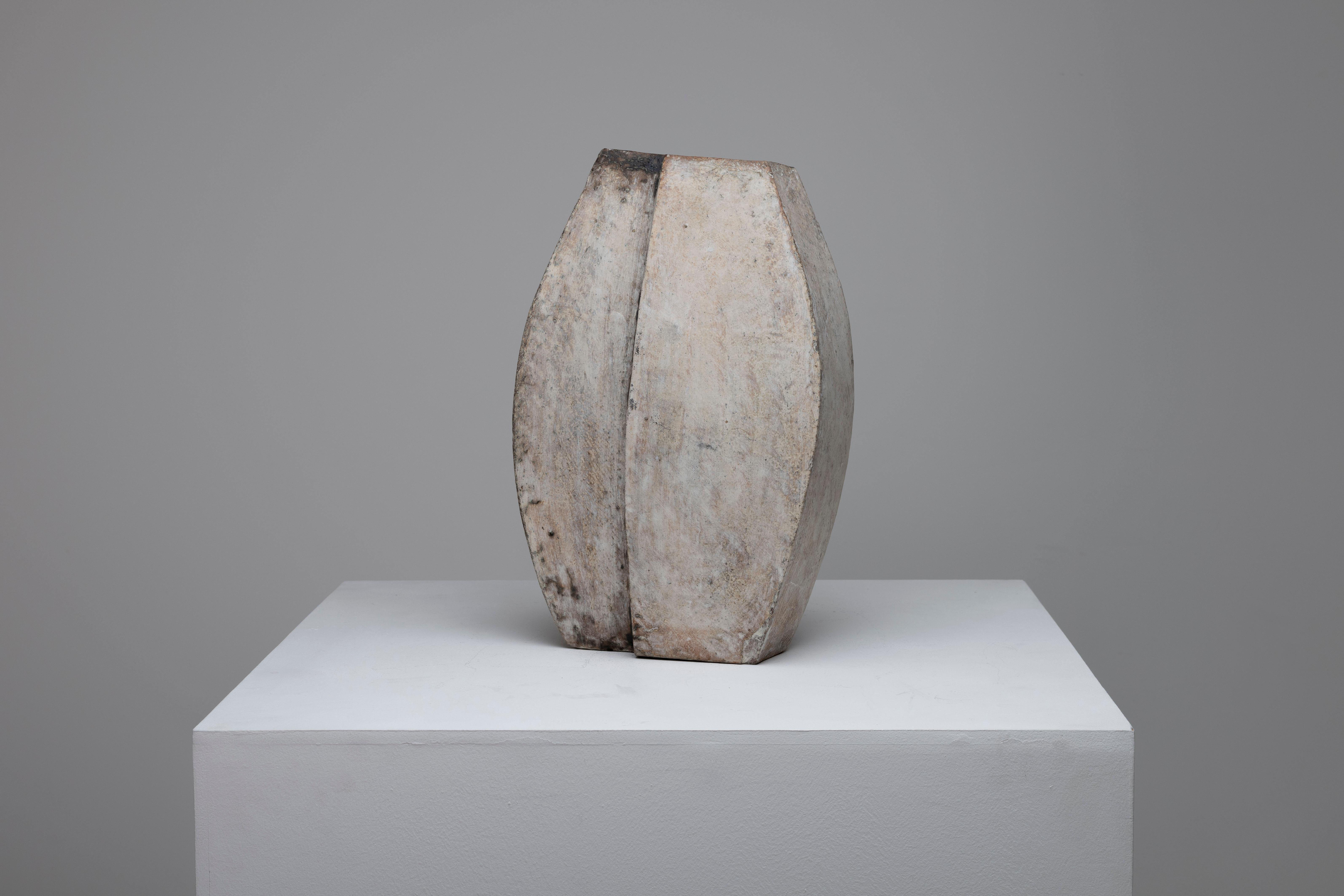 Descubre el arte de Paul Philp Ceramics, donde cada pieza es un testimonio de artesanía y creatividad. Paul combina las técnicas artesanales tradicionales con una sensibilidad moderna, produciendo una cerámica asombrosa que es tan funcional como