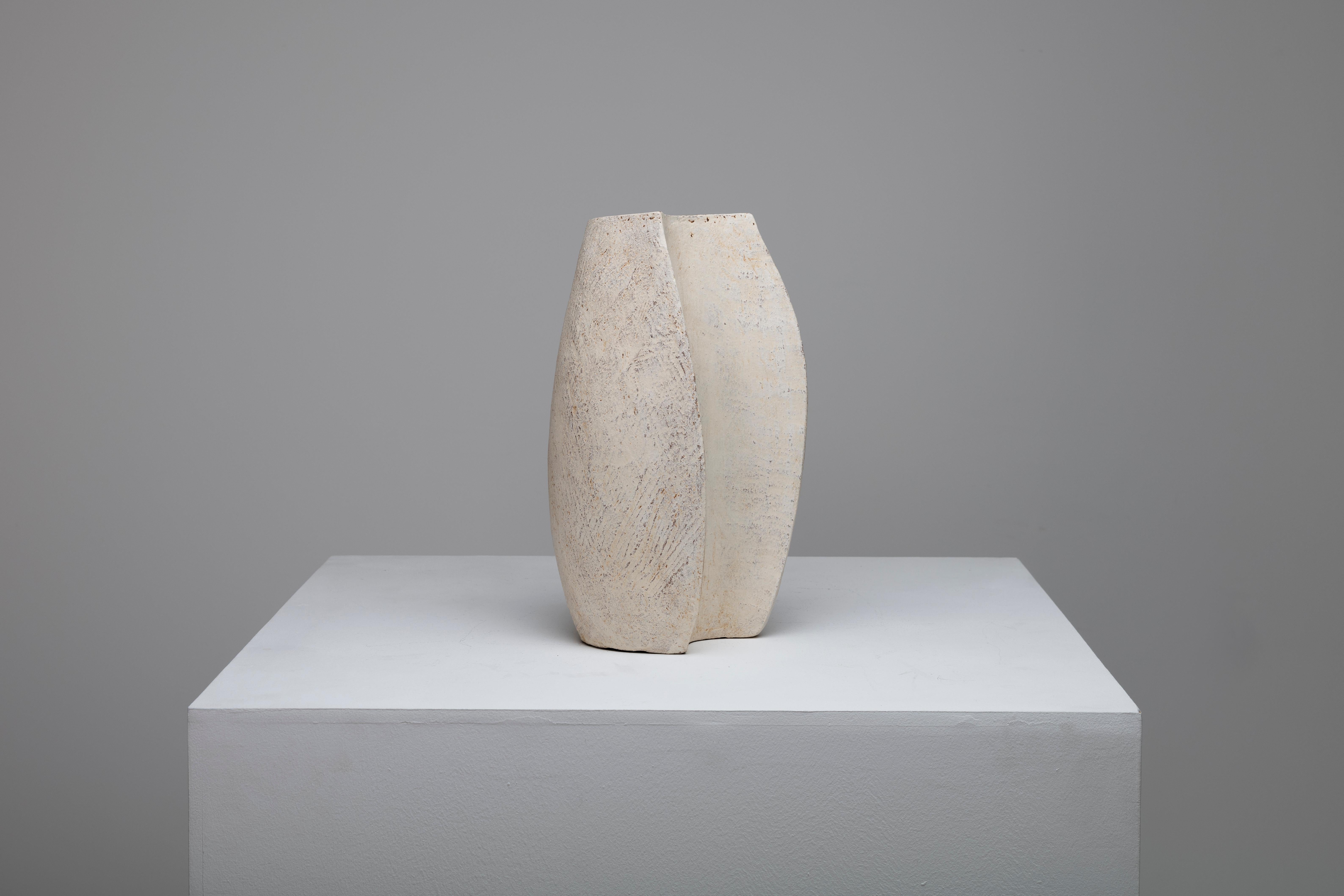 Scopri la maestria di Paul Philp Ceramics, dove ogni pezzo è una testimonianza di artigianalità e creatività. Paul combina le tecniche artigianali tradizionali con una sensibilità moderna, producendo ceramiche straordinarie che sono tanto funzionali