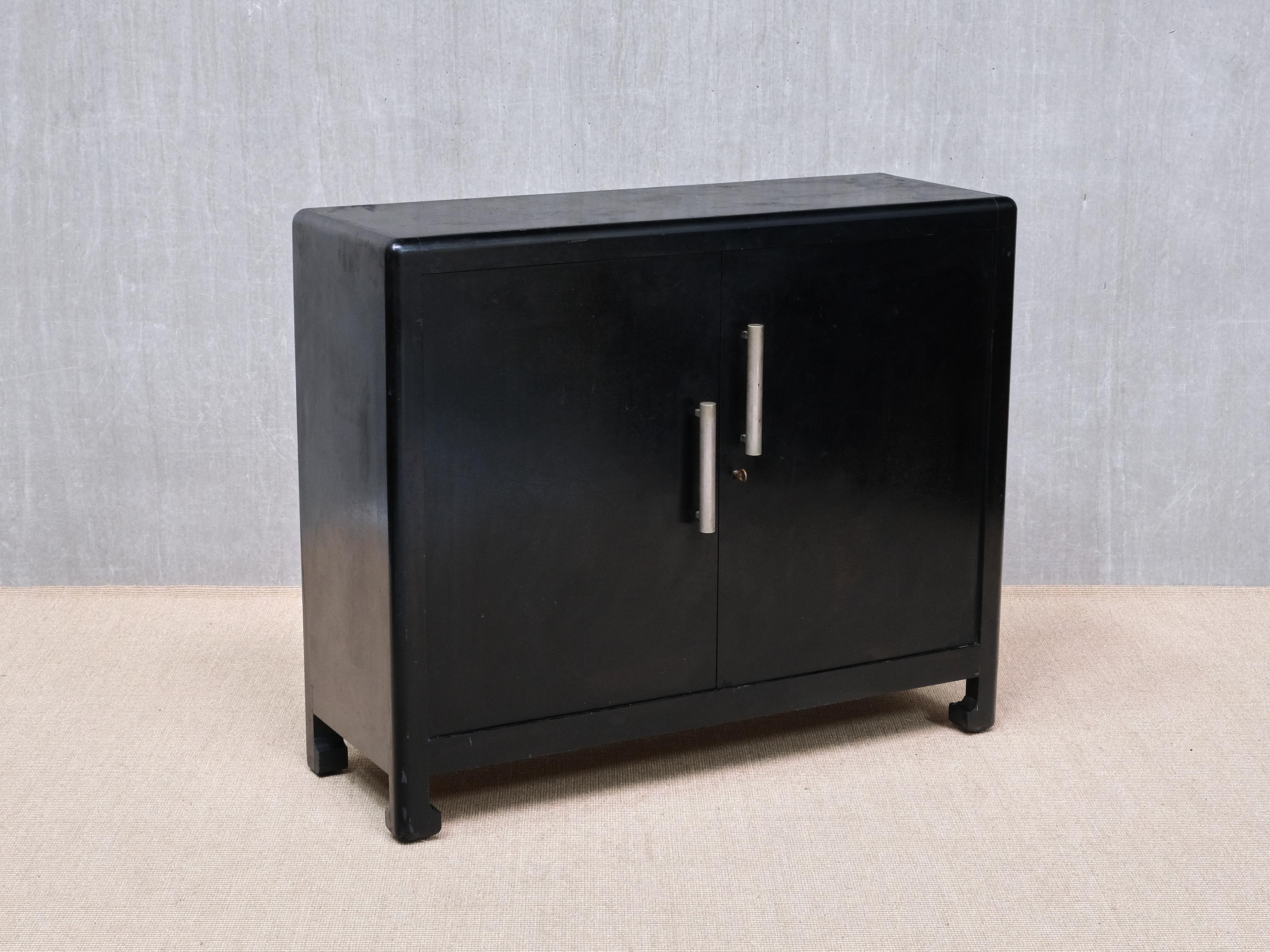 Paul Poiret Attributed Cabinet in Lacquered Wood, Atelier Martine, Francia, anni '20 in vendita 3
