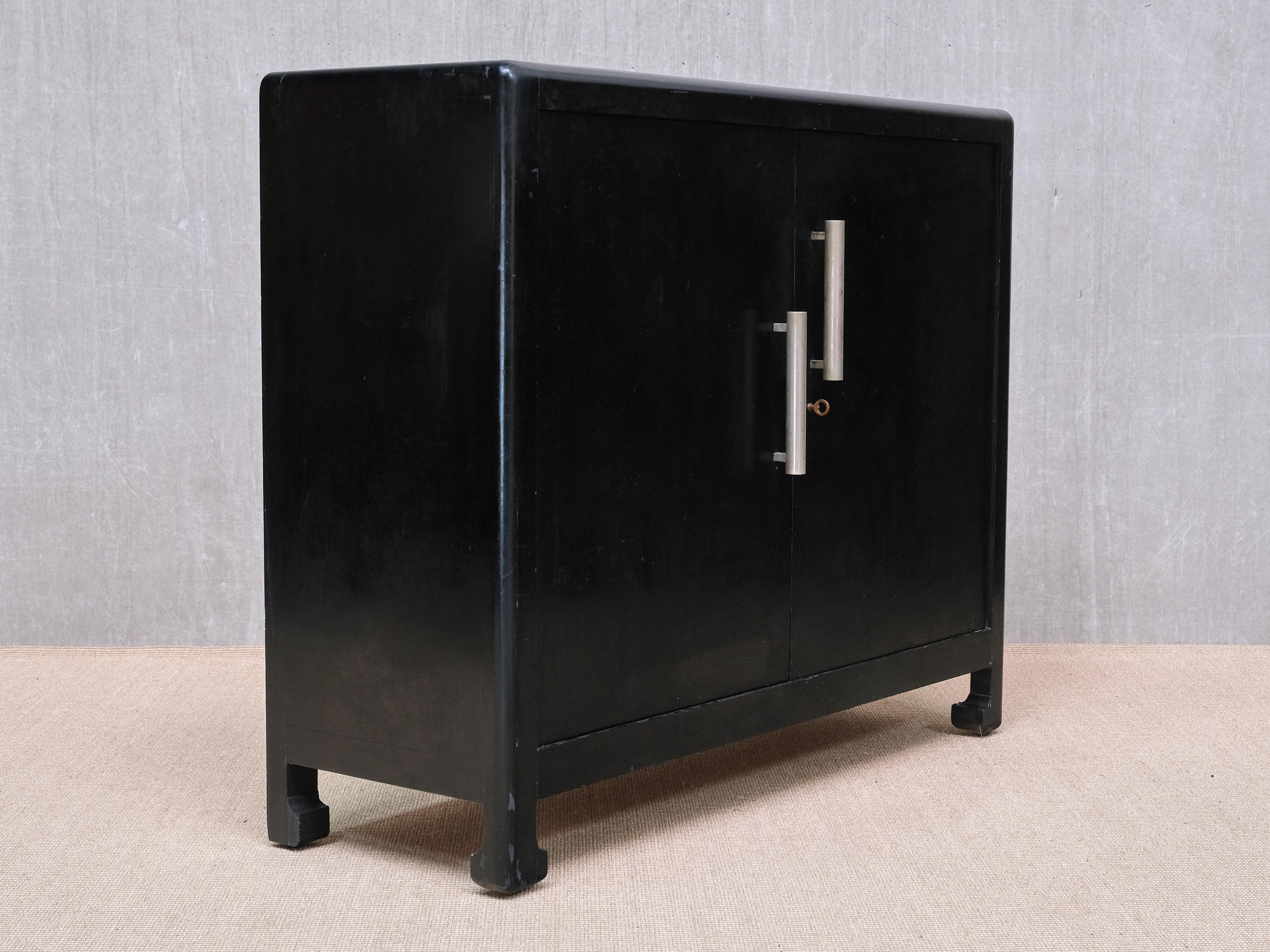 Paul Poiret Attributed Cabinet in Lacquered Wood, Atelier Martine, Francia, anni '20 in vendita 4