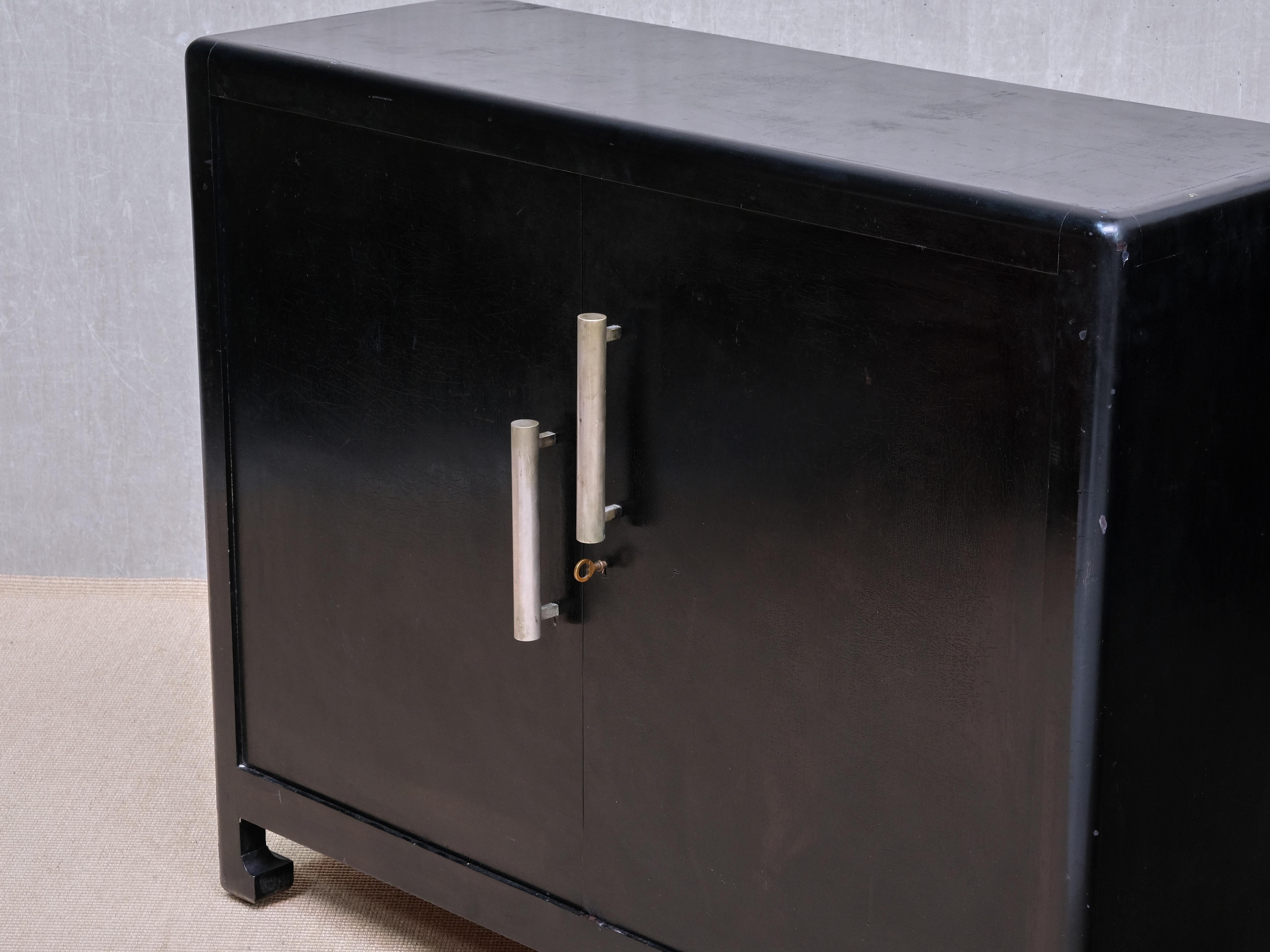 Paul Poiret Attributed Cabinet in Lacquered Wood, Atelier Martine, Francia, anni '20 in vendita 1