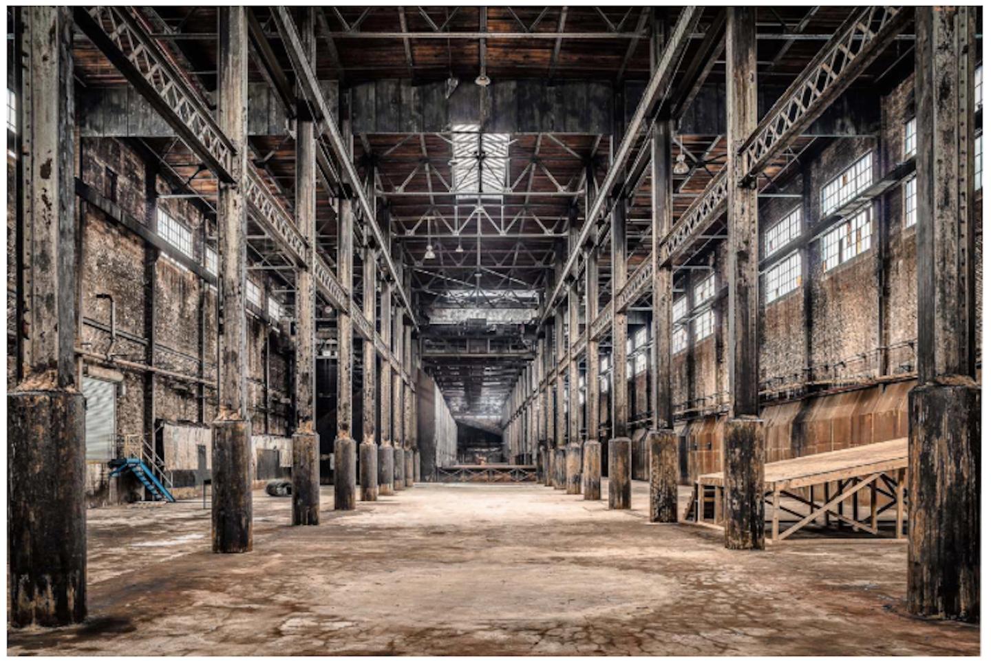 „Raw Sugar Warehouse“ Domino Sugar Refinery, Williamsburg, Brooklyn – Photograph von Paul Raphaelson