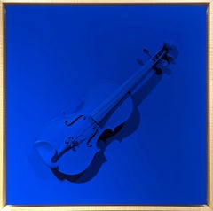 "Pearlman Blue" Scultura di violino contemporanea di colore blu brillante, oggetto trovato, pittura