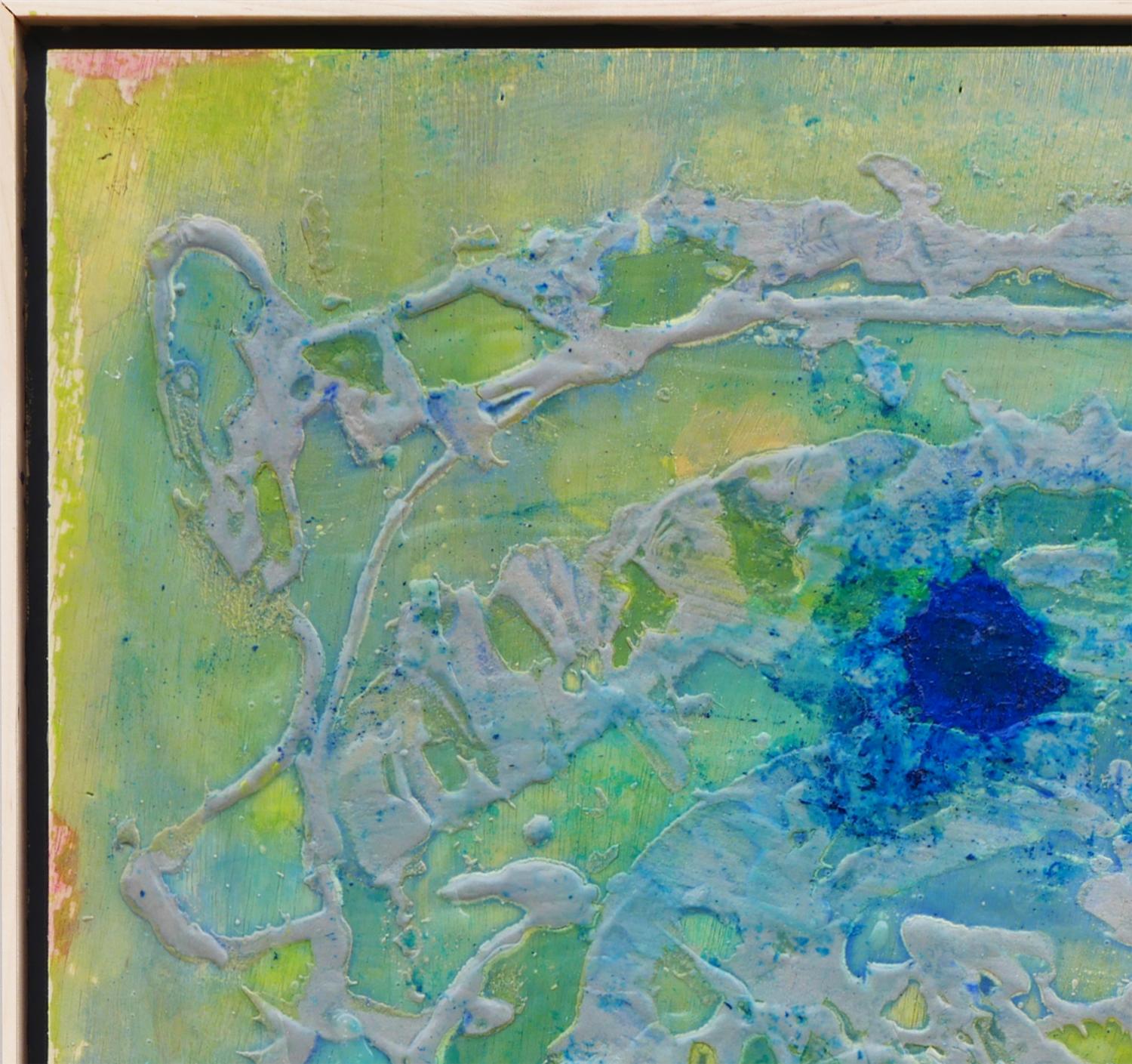 Abstraktes zeitgenössisches Gemälde in Blau- und Grüntönen des Künstlers Paul Reeves aus Houston, TX. Dieses Gemälde zeigt experimentelle Texturen aus Zement und ist mit mehreren Farbschichten überzogen, die blaue und grüne Farbtöne erzeugen.