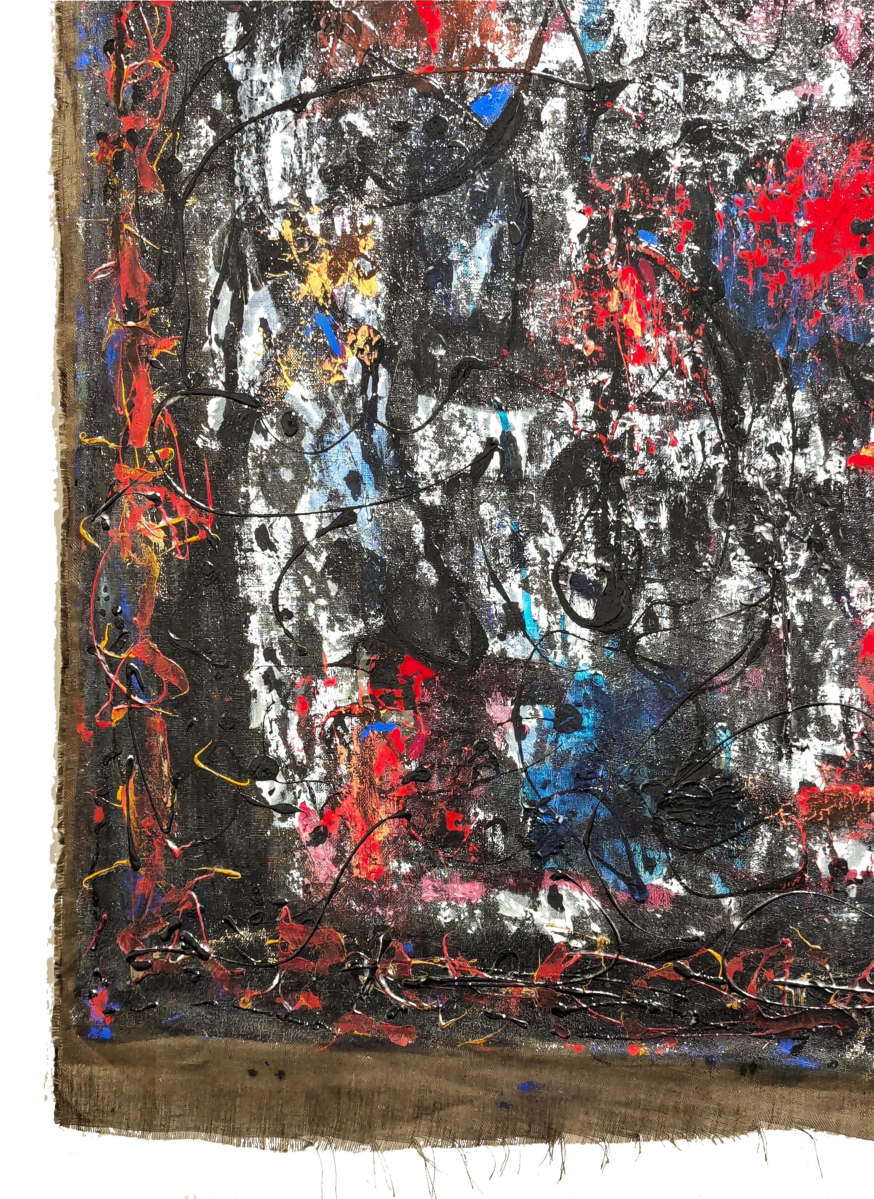 Pintura abstracta contemporánea en negro y rojo del artista Paul Reeves, residente en Houston. La obra presenta muchas capas gestuales de pintura negra, roja, azul y amarilla. Los bordes crudos del lienzo de arpillera cuelgan de los bordes del