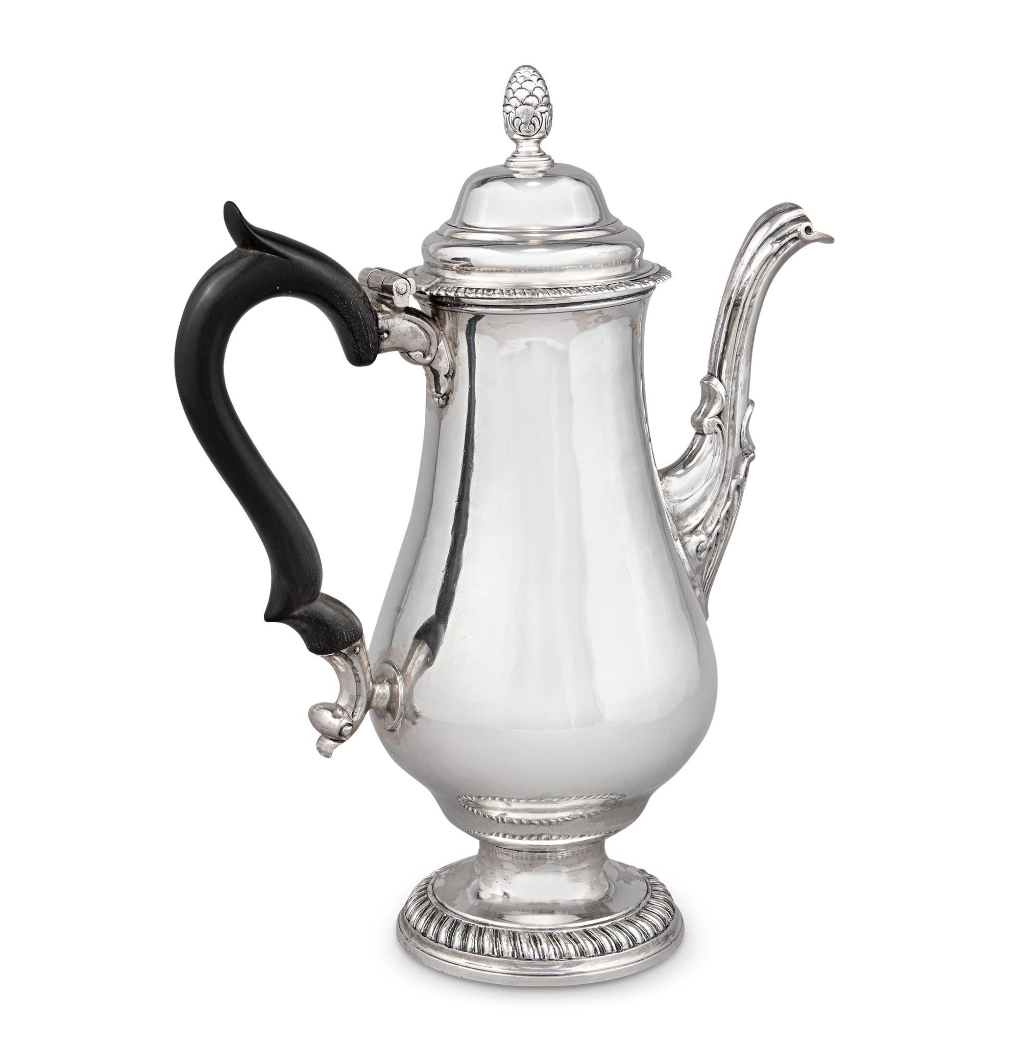 Cafetera de plata de ley
Paul Revere
Circa 1775

Esta fenomenal e increíblemente rara cafetera de plata del legendario patriota Paul Revere es una de las seis únicas cafeteras armoriales fabricadas antes de la Guerra de la Independencia, y una de