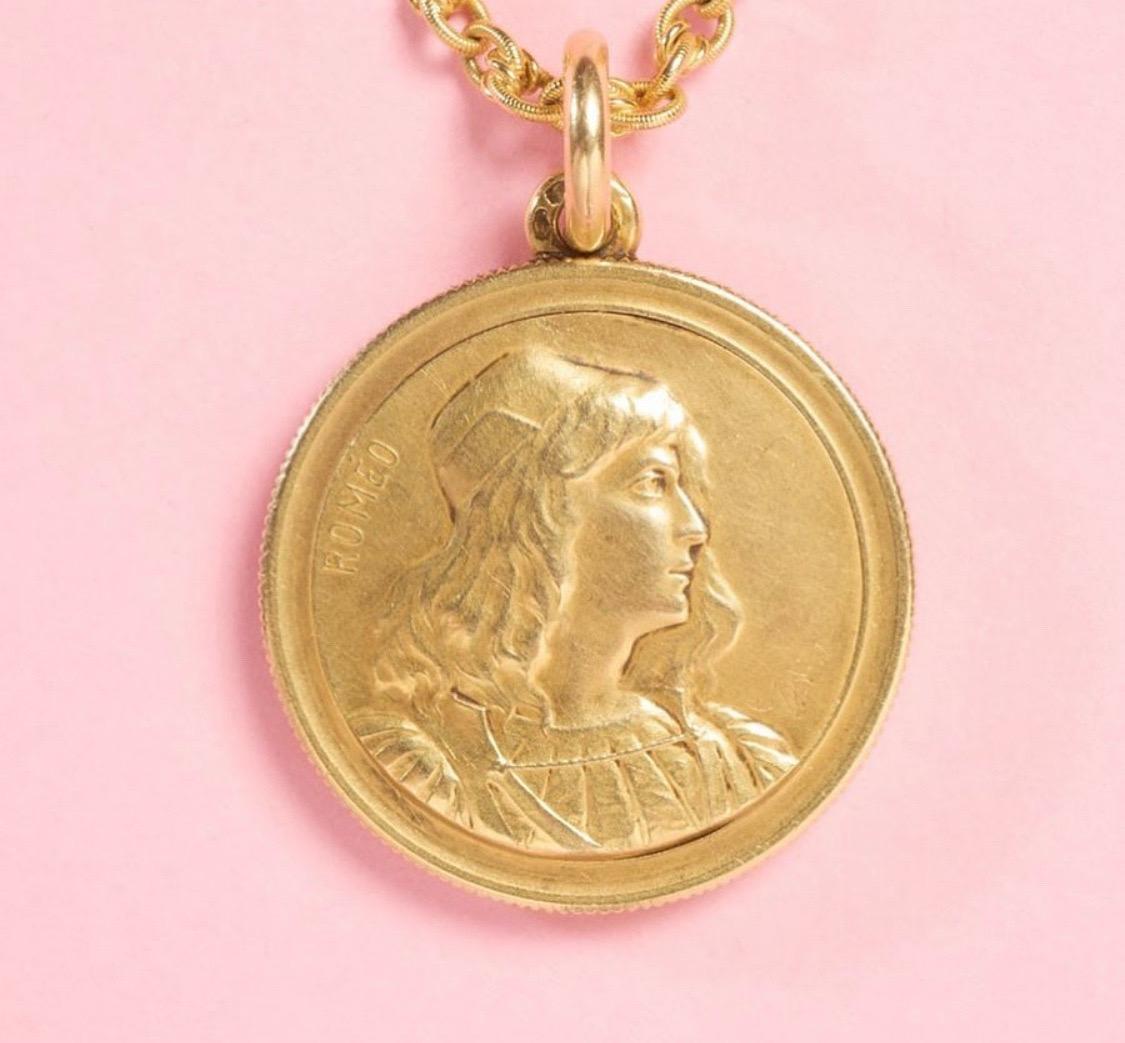 A romantic Art Nouveau medallion pendant of 18 carat gold by Maison Robin, One side depicts Juliet and the other side Romeo. This jewel is a locket, from two medals with their own master’s mark; TW. On the side is a hidden lock revealing one locket