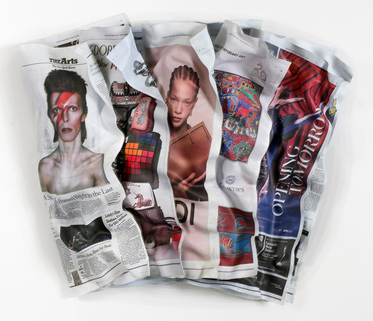 New York Times mit Alladin Sane / Einzigartige Wandskulptur / David Bowie – Mixed Media Art von Paul Rousso