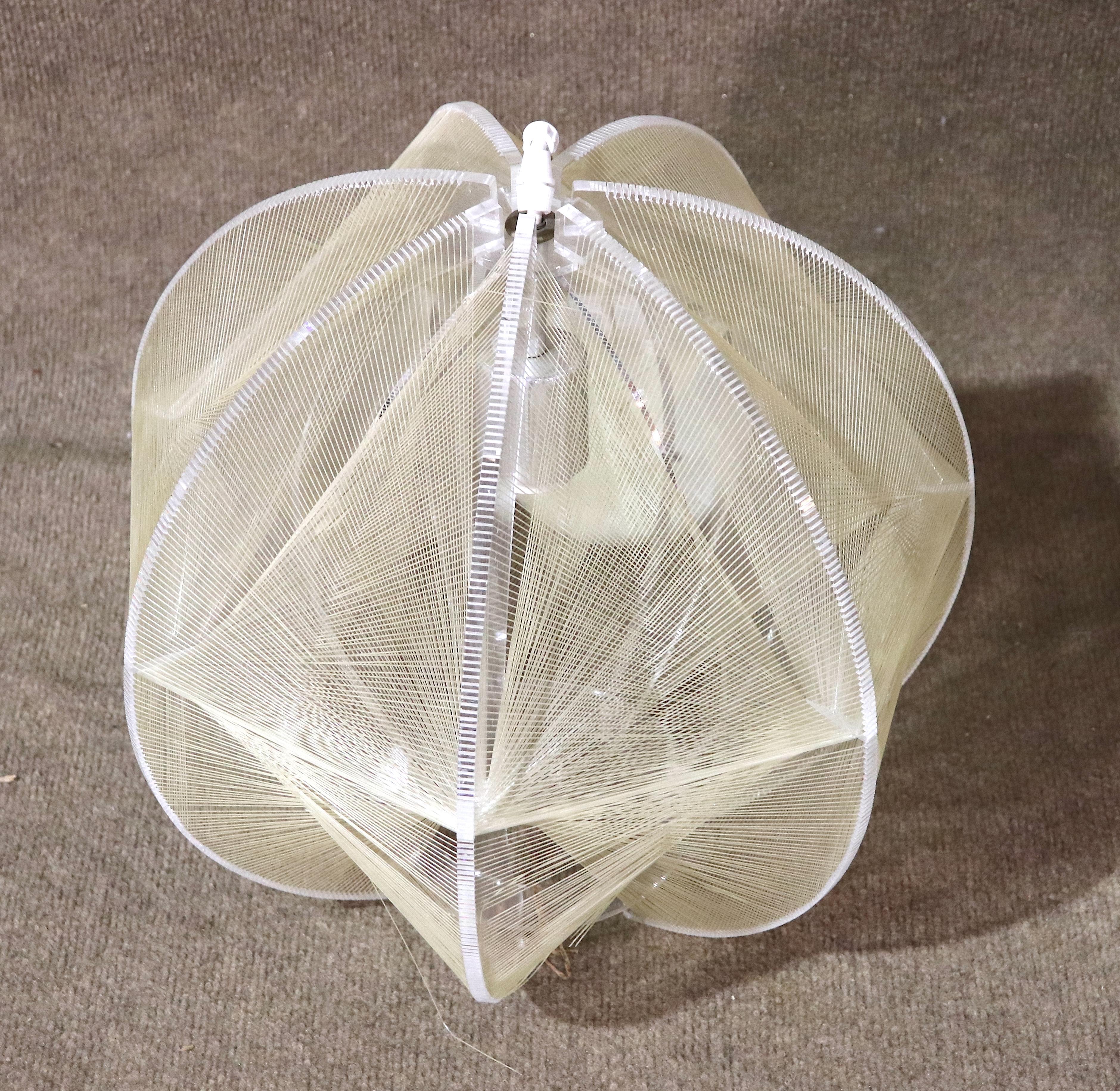 Diese moderne Hängelampe aus der Mitte des Jahrhunderts wurde von Paul Secon für Sompex in Deutschland entworfen. Hergestellt aus einem Rahmen aus klarem Acryl oder Lucite, um den eine klare Acrylschnur geflochten ist. Wenn sie angezündet wird,
