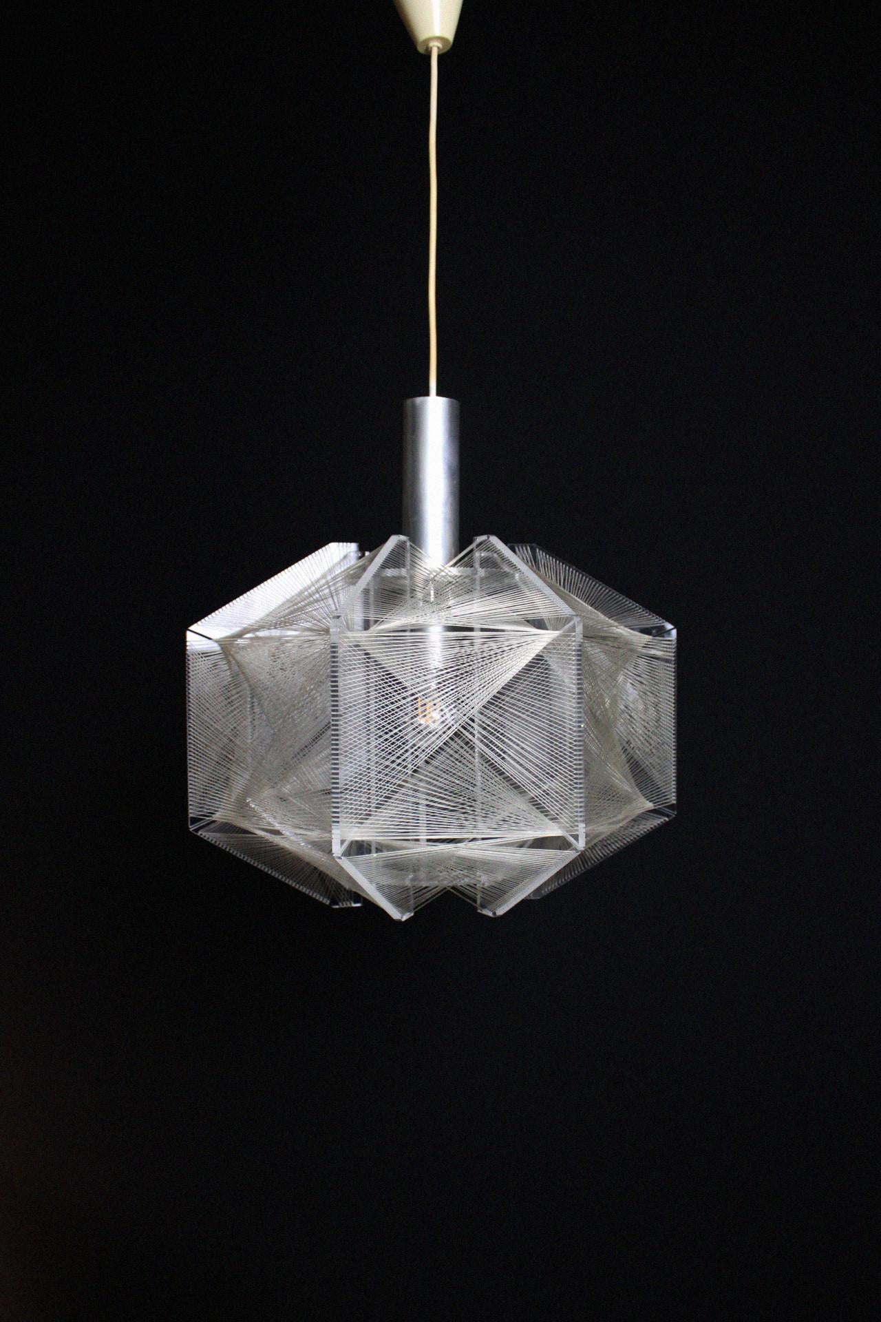 Cette belle lampe suspendue intemporelle date des années 1970 et a été conçue par Paul Secon pour le fabricant allemand Sompex, une entreprise allemande qui fabrique encore aujourd'hui des lampes de grande qualité. La lampe est en parfait état