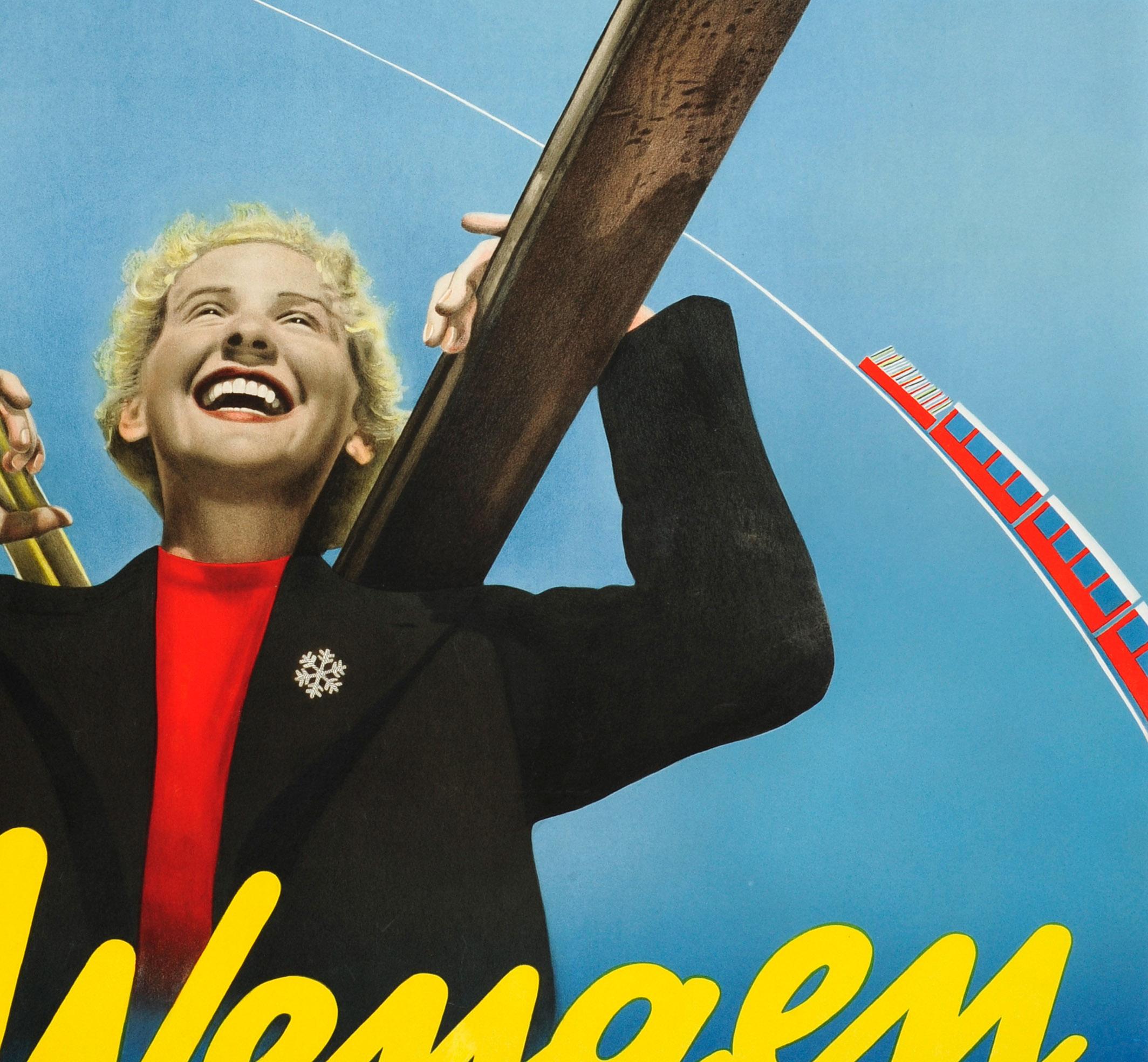 Original Vintage-Skireiseplakat, das für den beliebten alpinen Urlaubsort Wengen in der Schweiz wirbt. Es zeigt ein Foto einer lachenden blonden Dame, die ein rotes Oberteil mit einer Schneeflockenbrosche an ihrer schwarzen Jacke trägt und ihre