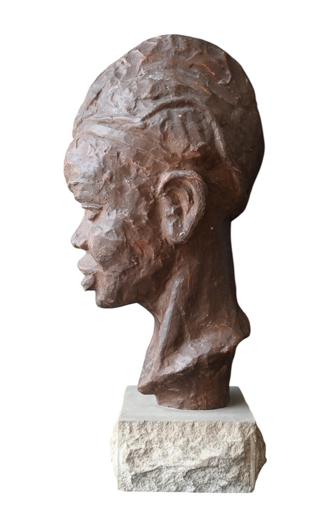 Paul Serste era un artista belga nato nel 1910.
Busto in terracotta di una giovane donna tribale, montato su una base in pietra
Firmato sul retro
Patina originale
