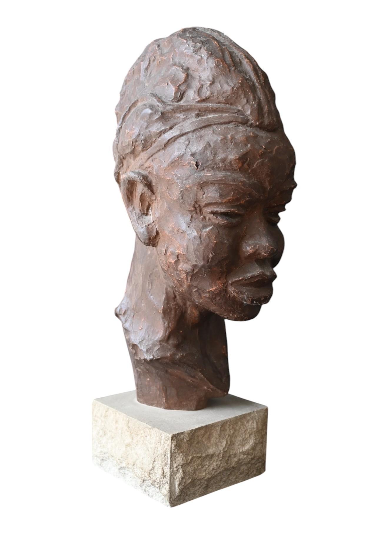 Belga Paul Sersté (1910-2000) Busto in terracotta belga di una donna tribale africana in vendita