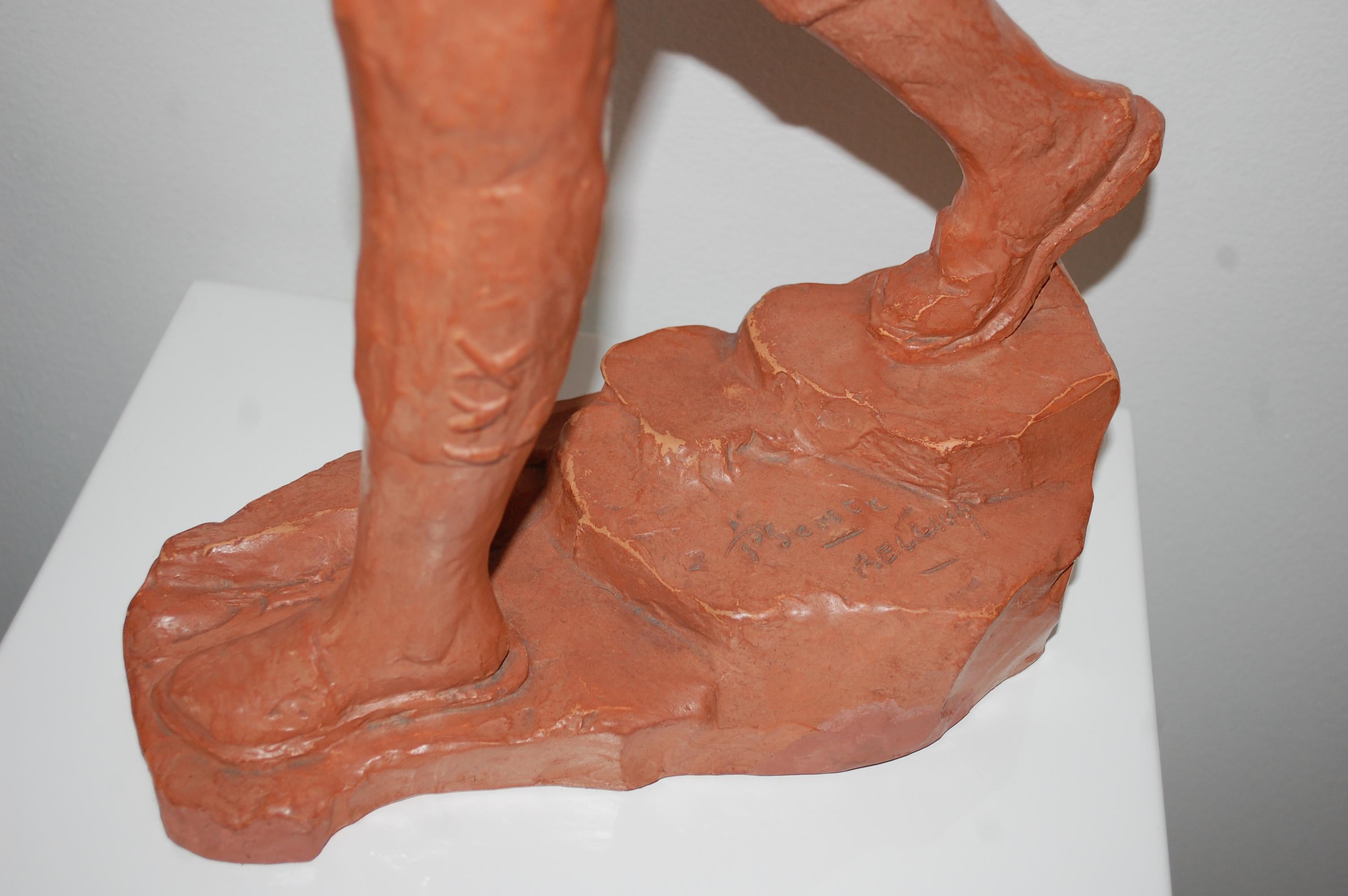 Mujer Joven Caminando Con Mochila
Terracota, firmado por el artista. 
Firmado por el famoso escultor belga P. Serste.
Nacido en Anderlecht (Bélgica) en 1910 y fallecido en Sint Jans Molenbeek en 2000. Fue escultor, pintor y acuarelista. Era sobre
