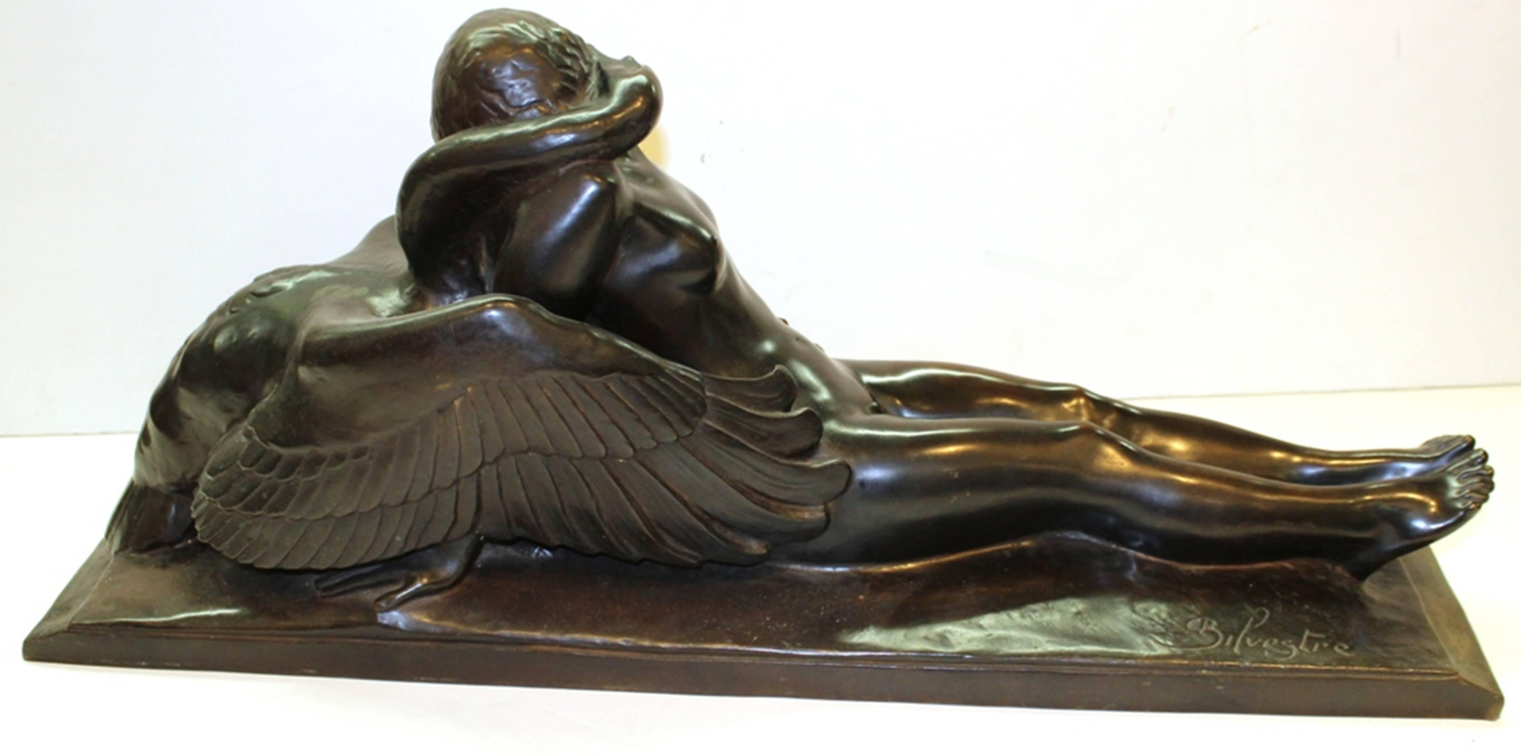 Bronze de Léda et le cygne en édition limitée de Paul Silvestre d'après l'original. L'œuvre représente un nu allongé, enlacé par derrière par un cygne. Fait partie d'une édition limitée à 500 exemplaires par Margarita Corp. La pièce est marquée